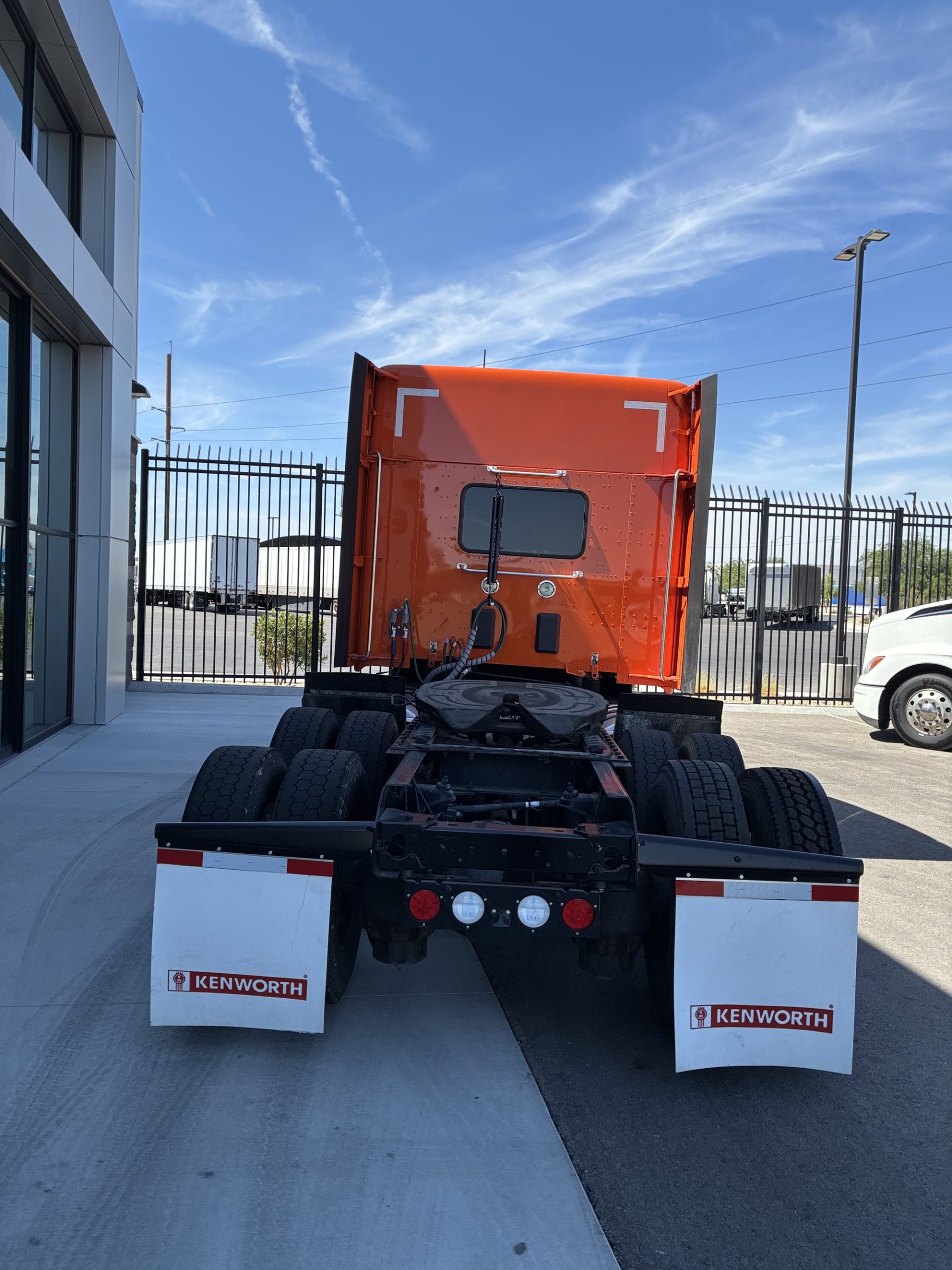 2022 Kenworth T680 - image 4 of 6