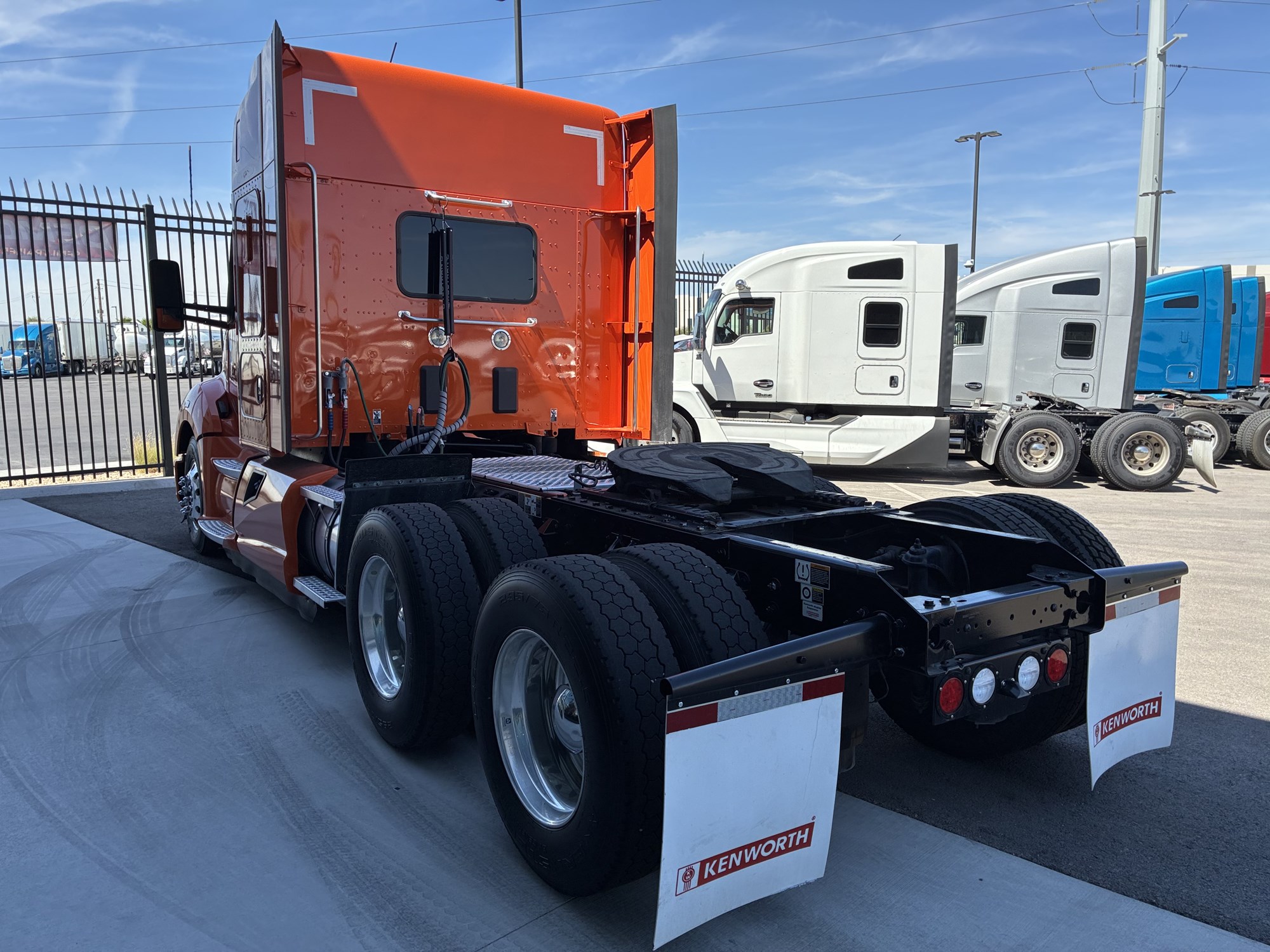 2022 Kenworth T680 - image 5 of 6