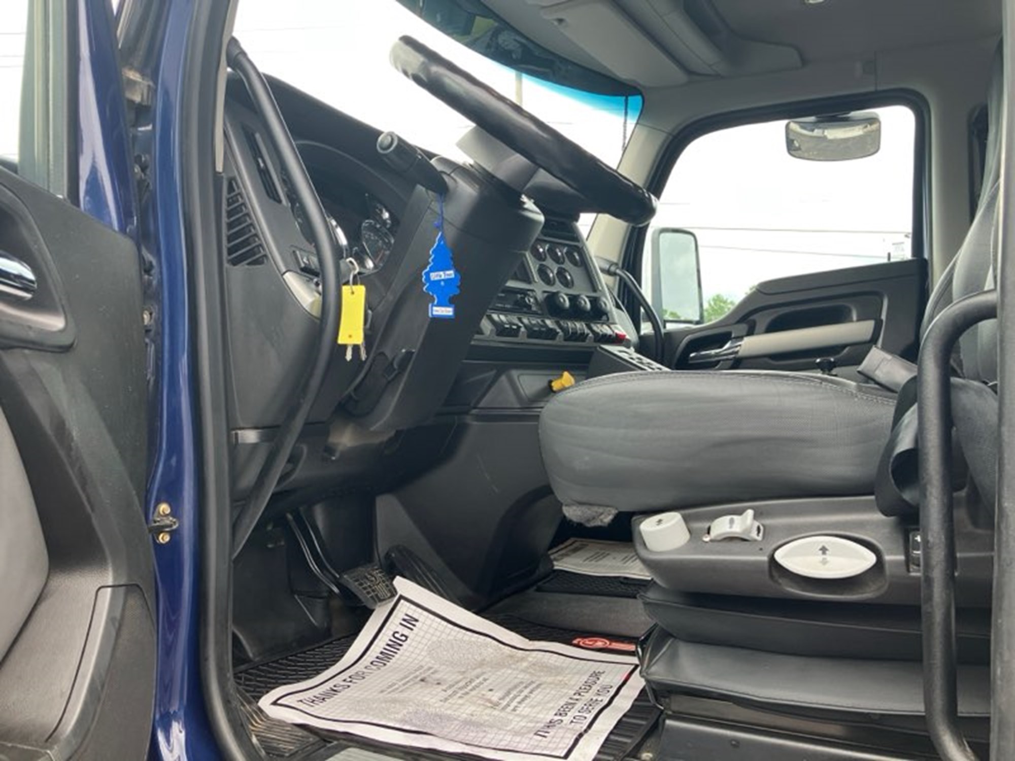 2022 Kenworth T880 - image 3 of 6