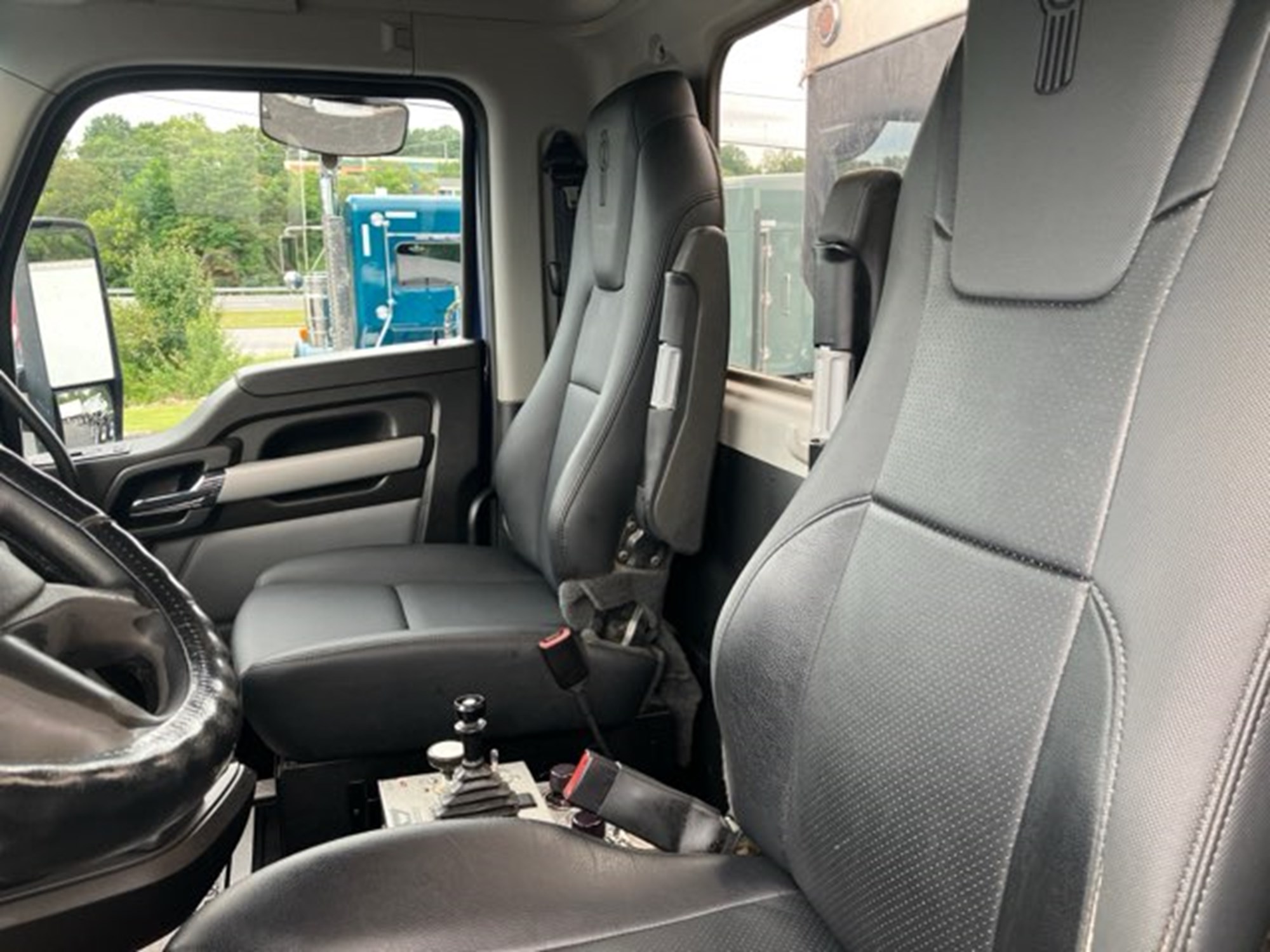 2022 Kenworth T880 - image 5 of 6