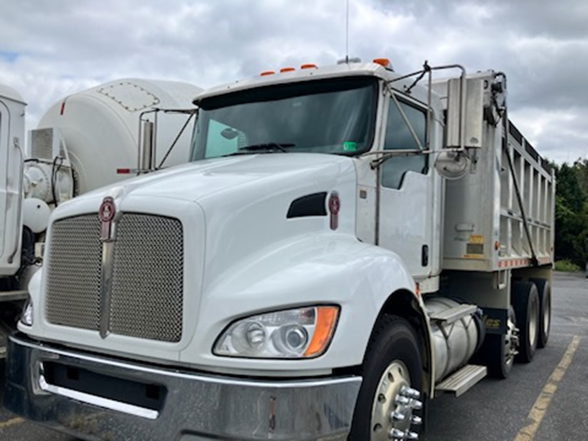 2022 Kenworth T370 - image 1 of 6