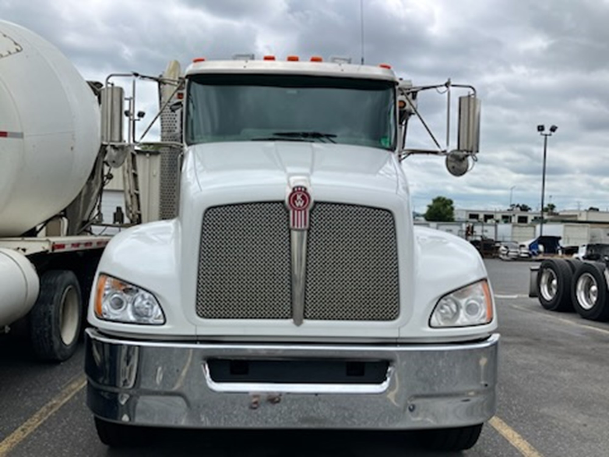2022 Kenworth T370 - image 2 of 6