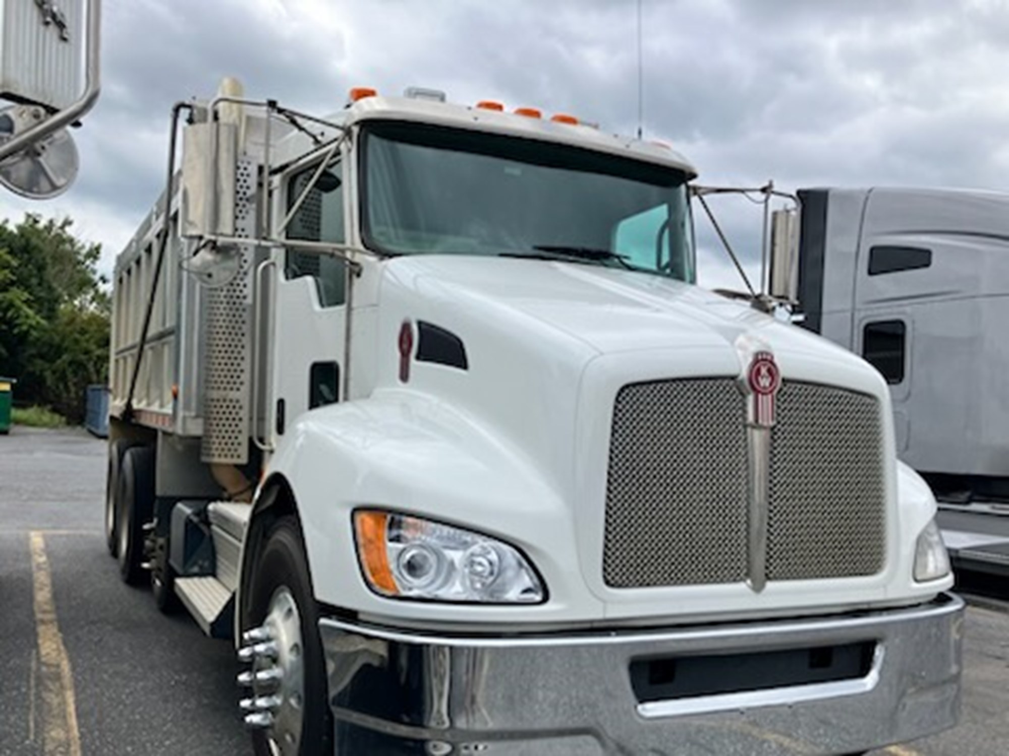 2022 Kenworth T370 - image 3 of 6