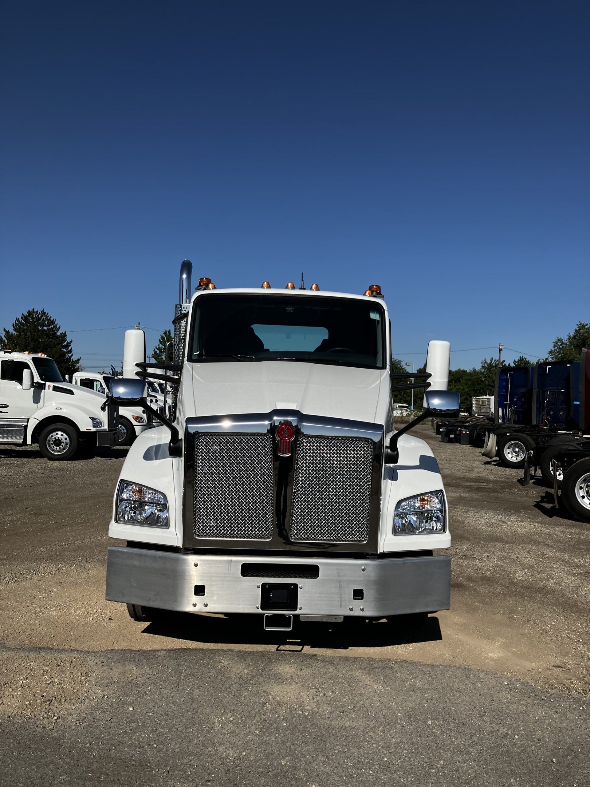 2024 Kenworth T880 - image 2 of 4