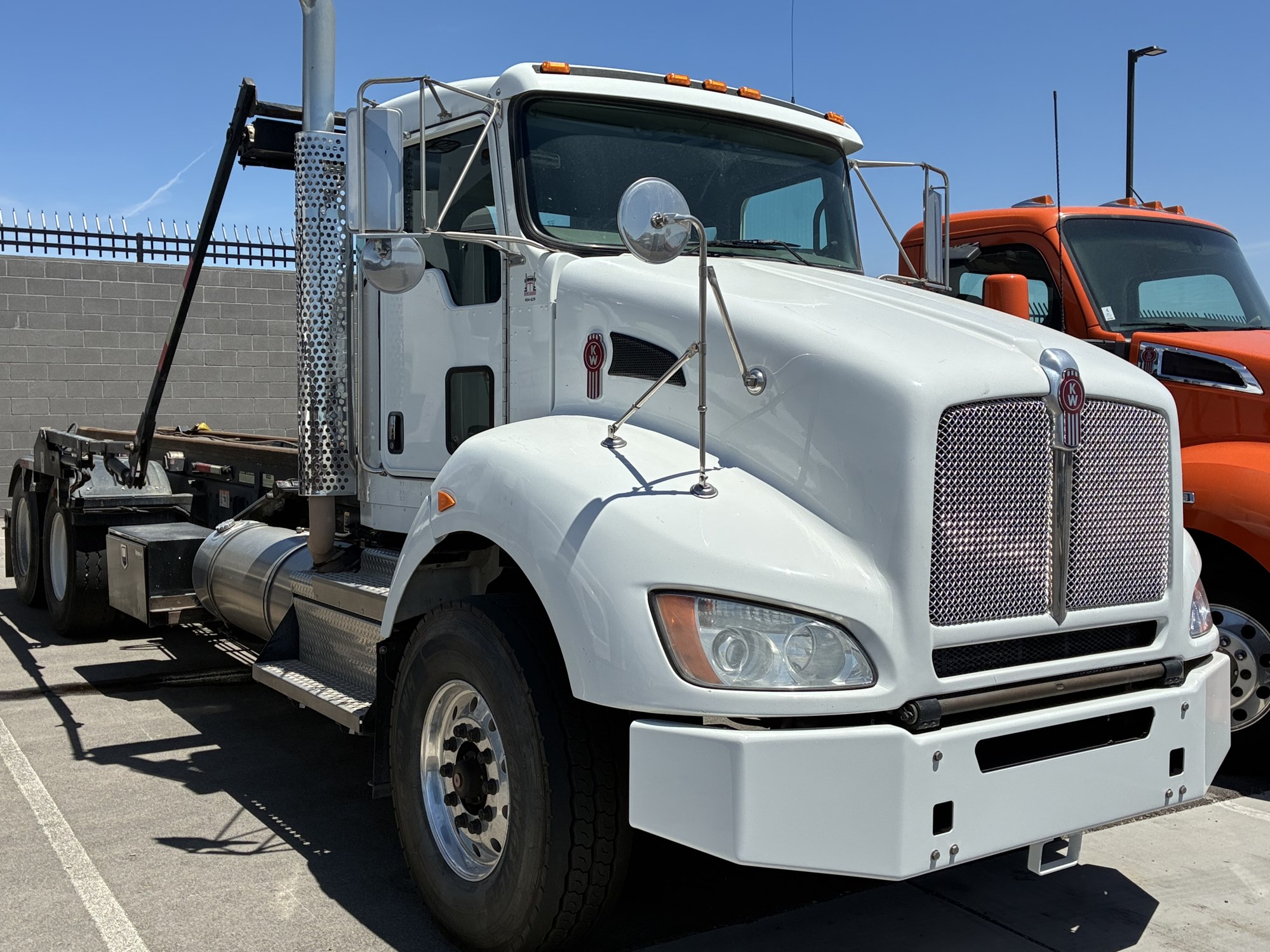 2019 Kenworth T440 - image 1 of 6