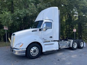 2020 Kenworth T680 LJ424920U-01