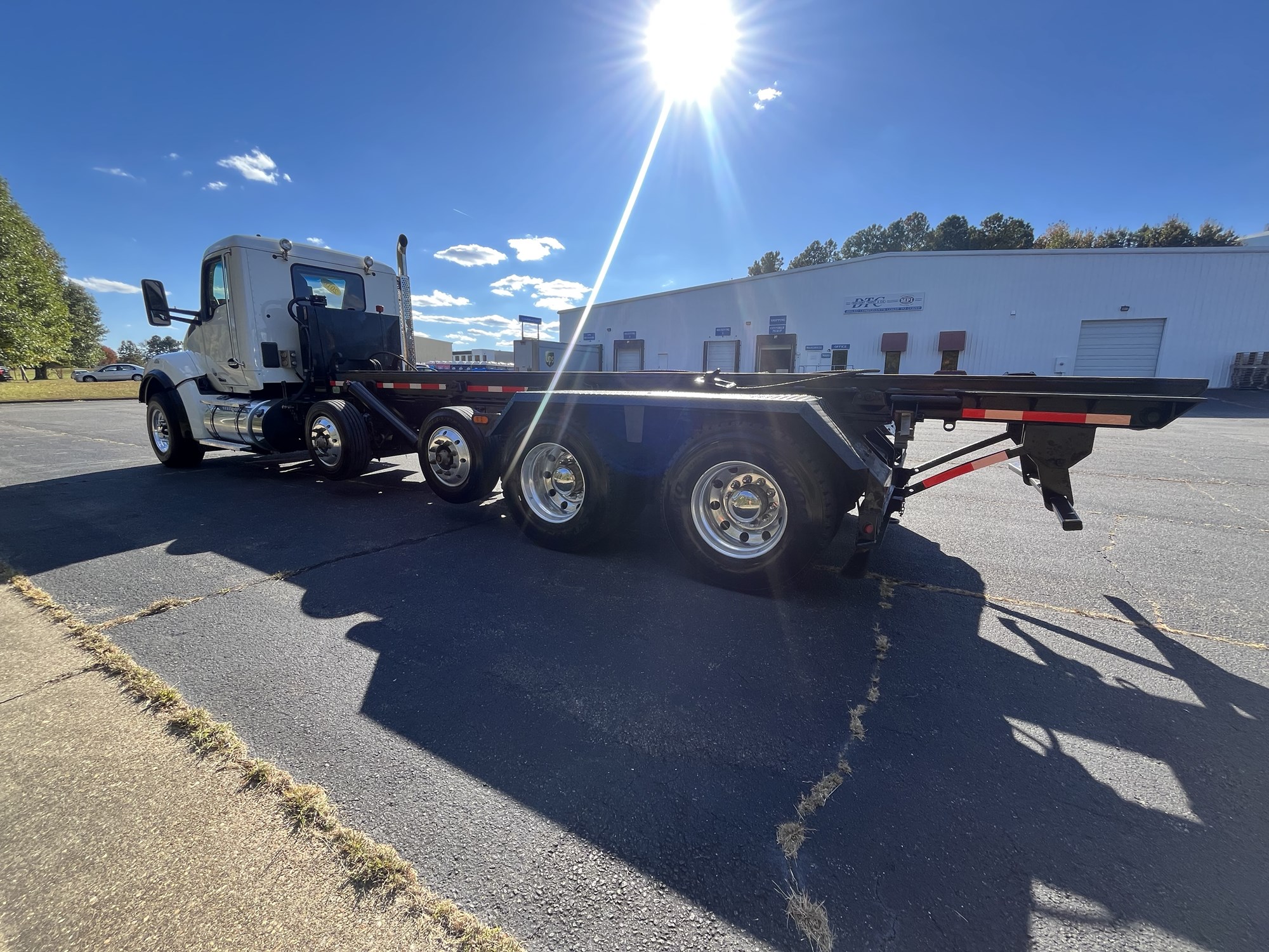 2018 Kenworth T880 - image 3 of 6