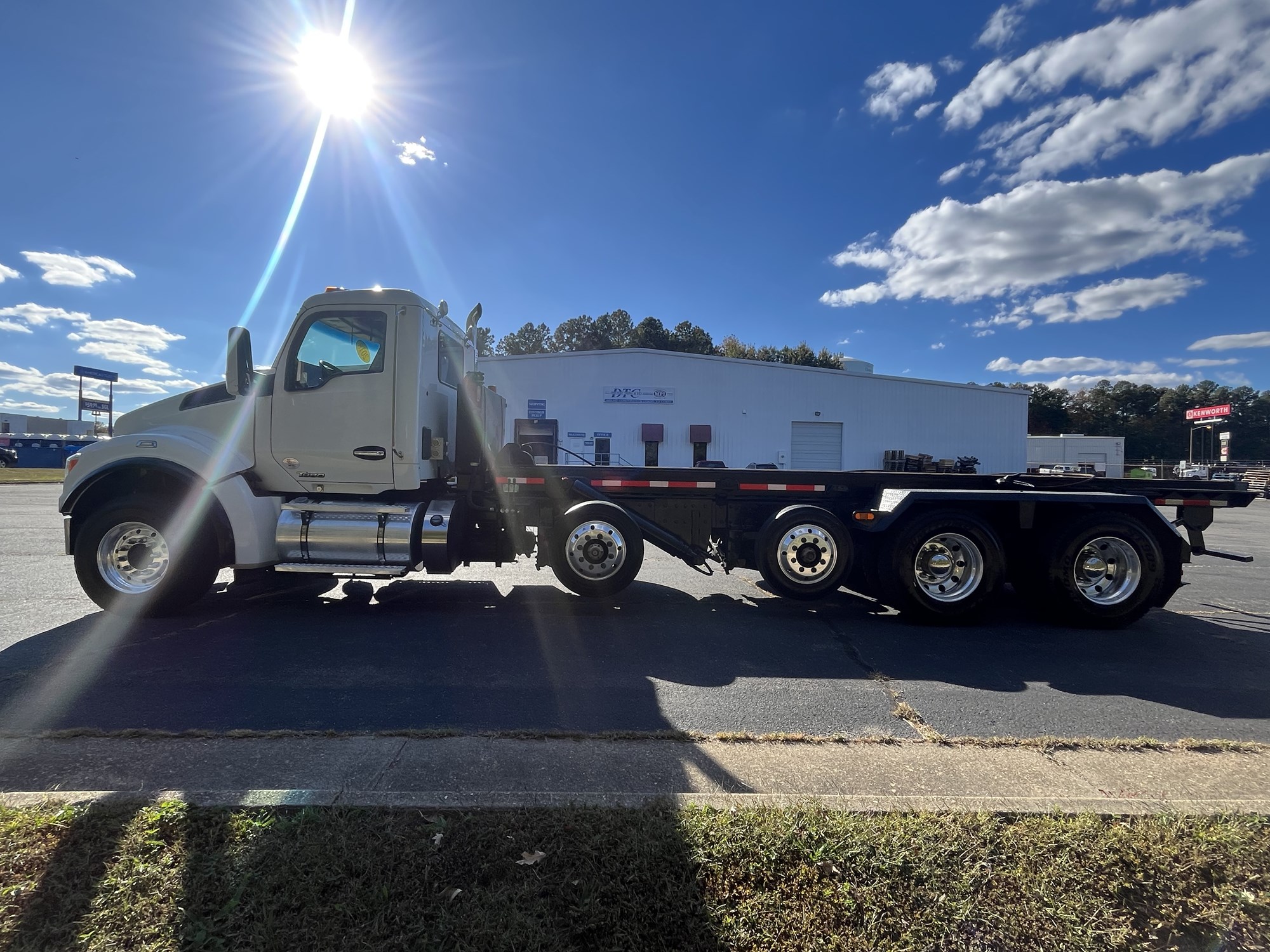 2018 Kenworth T880 - image 4 of 6