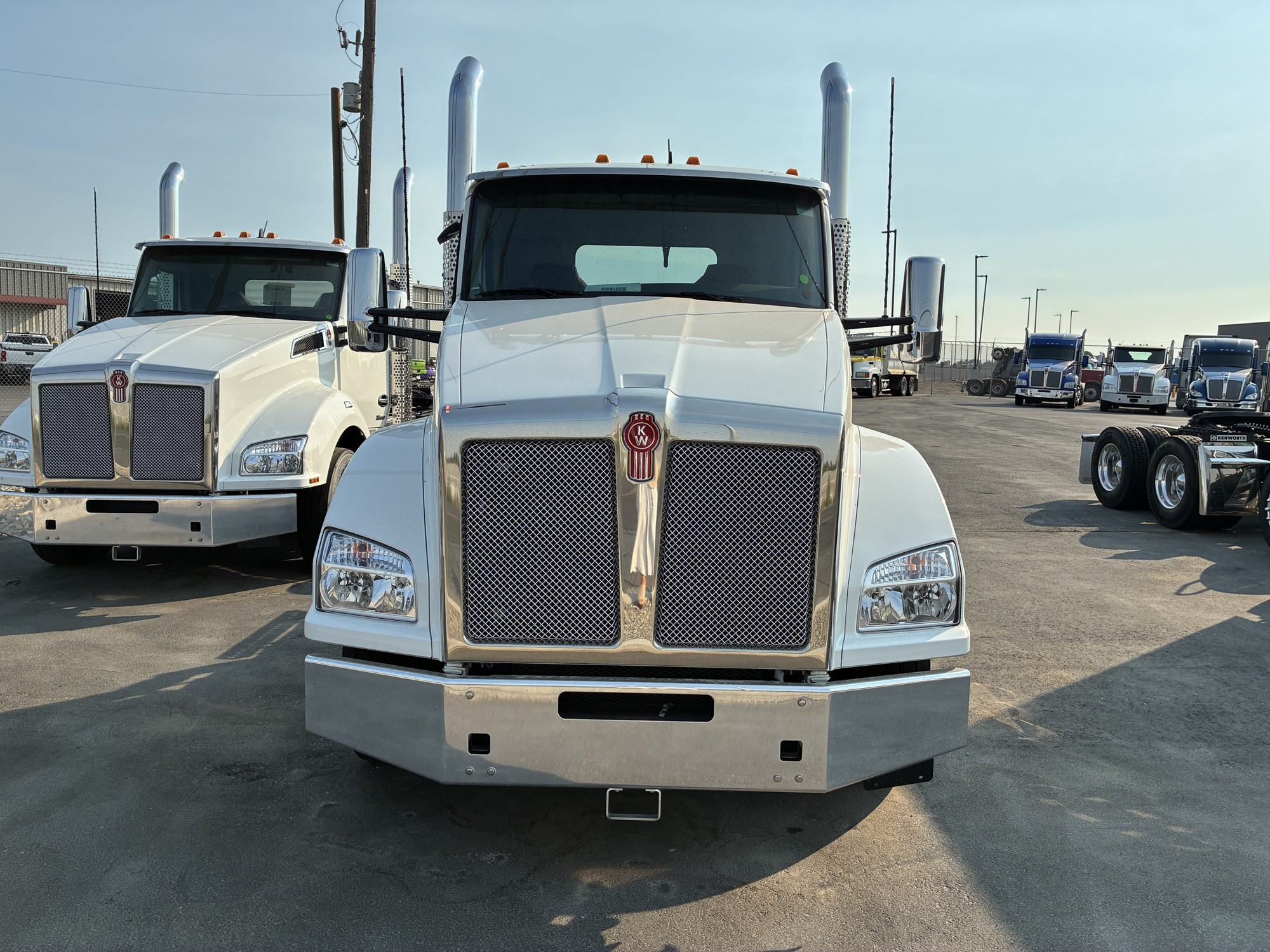 2026 Kenworth T880 - image 2 of 4