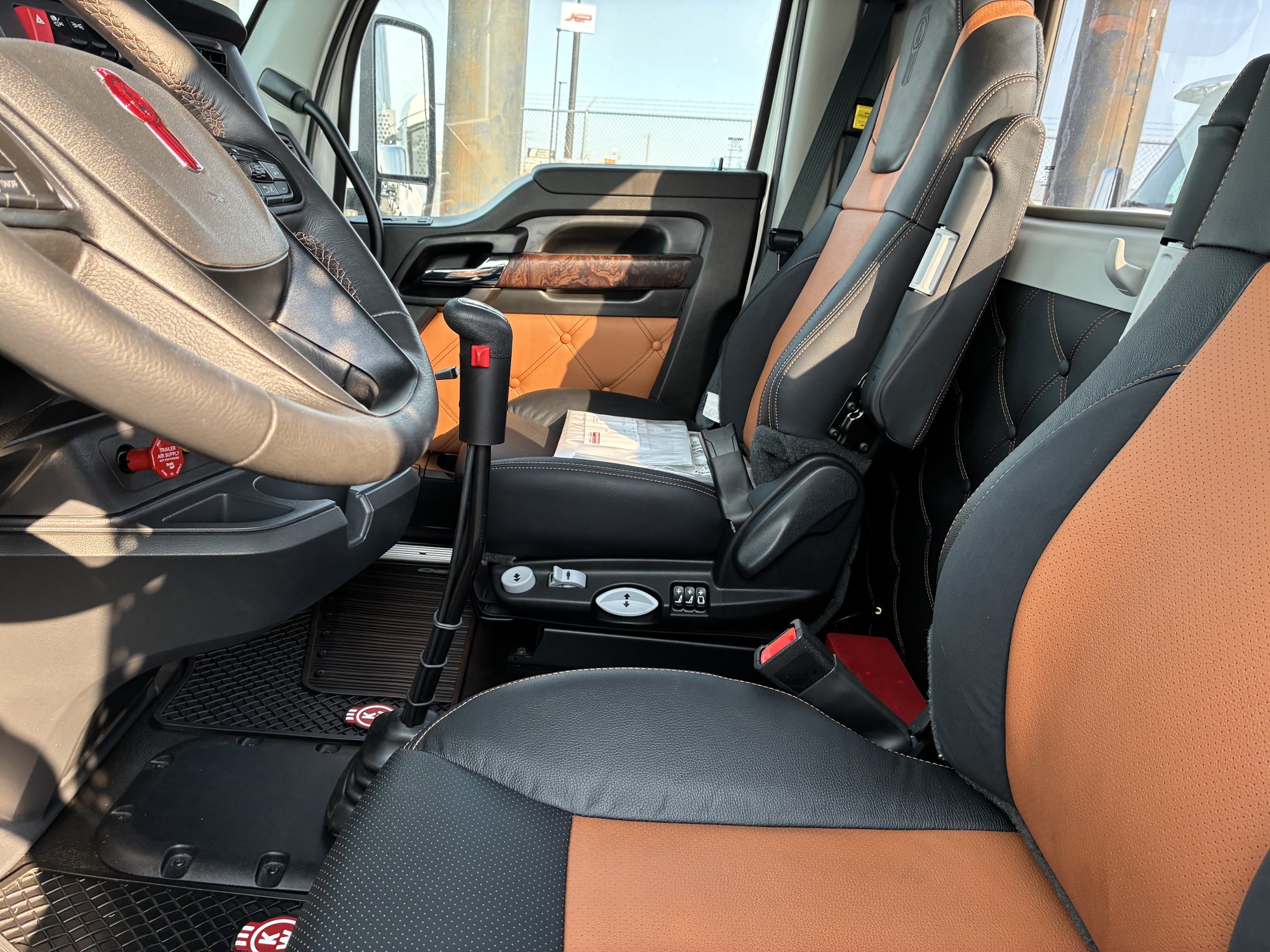 2026 Kenworth T880 - image 3 of 4