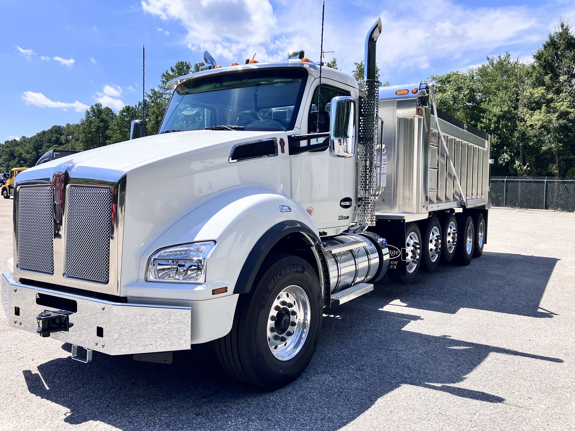 2026 Kenworth T880 - image 1 of 6