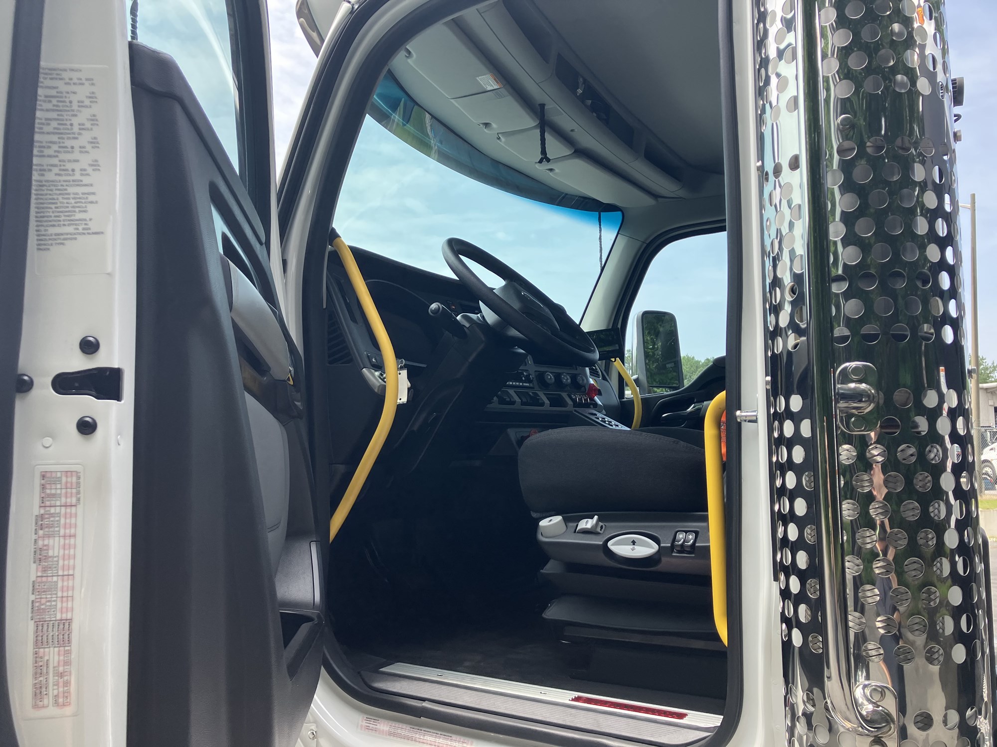 2026 Kenworth T880 - image 5 of 6