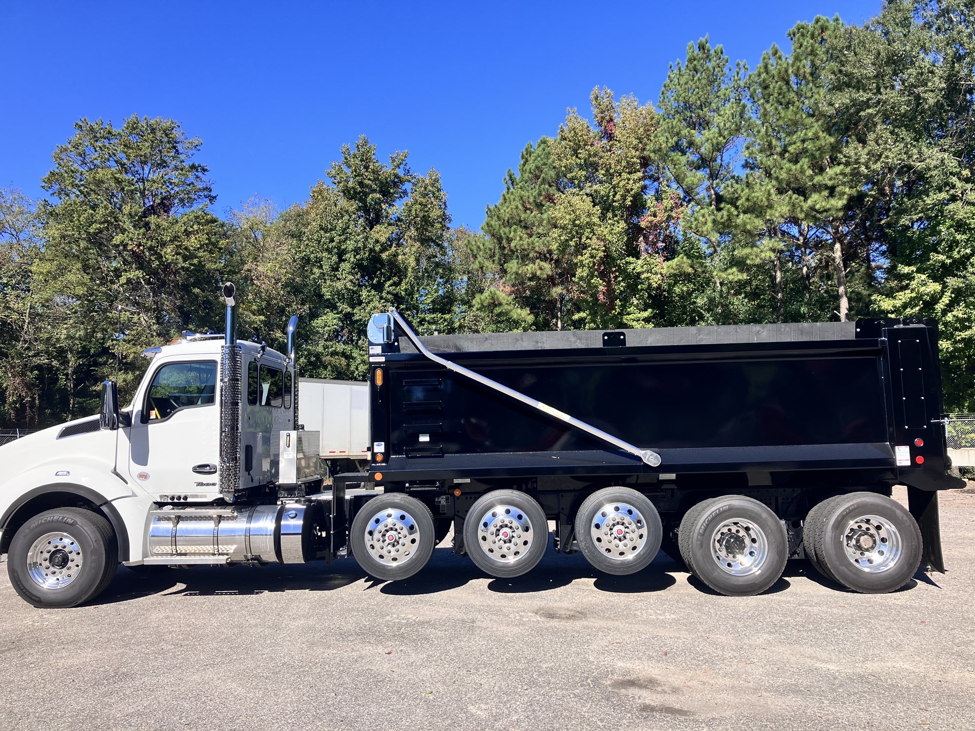 2026 Kenworth T880 - image 3 of 6