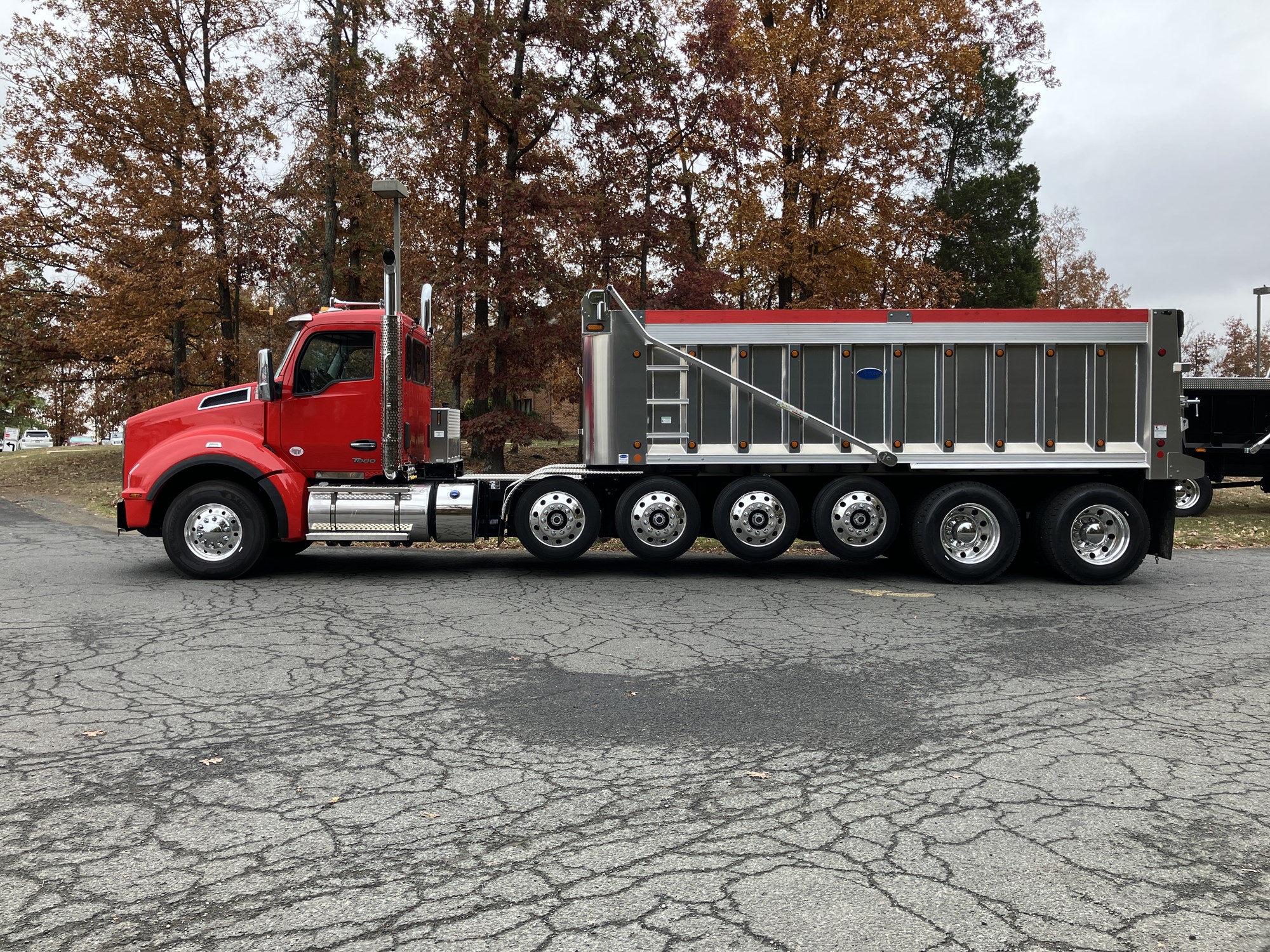 2026 Kenworth T880 - image 3 of 6