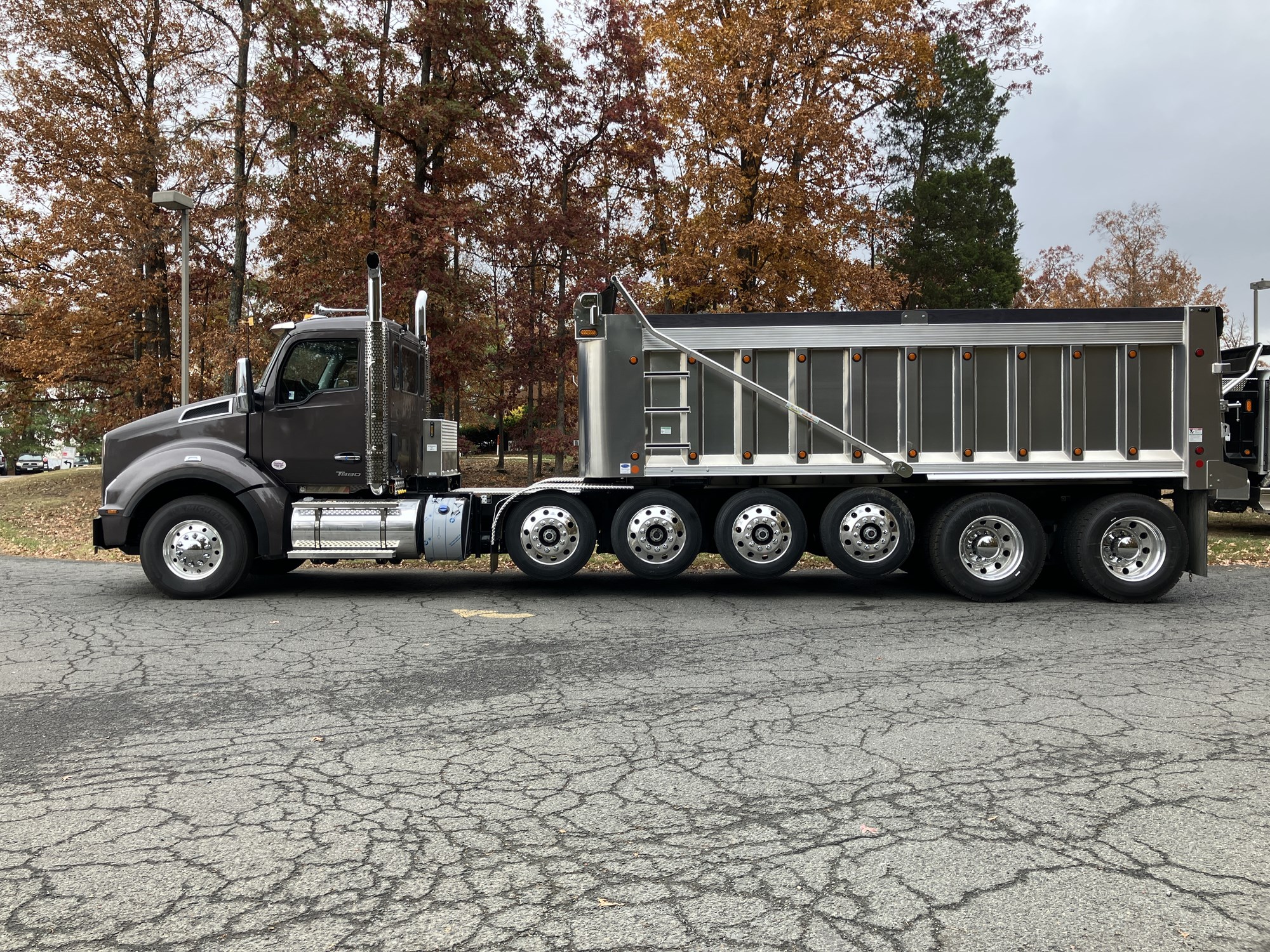 2026 Kenworth T880 - image 3 of 6