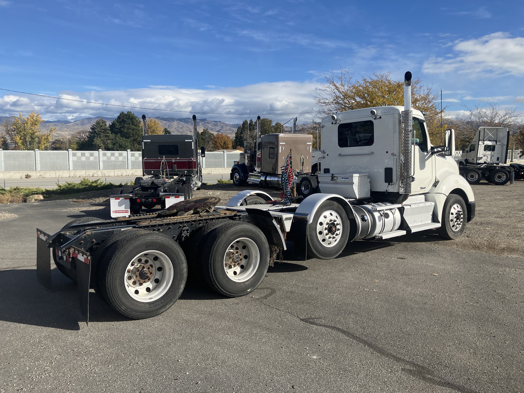 2017 Kenworth T680 - image 5 of 6