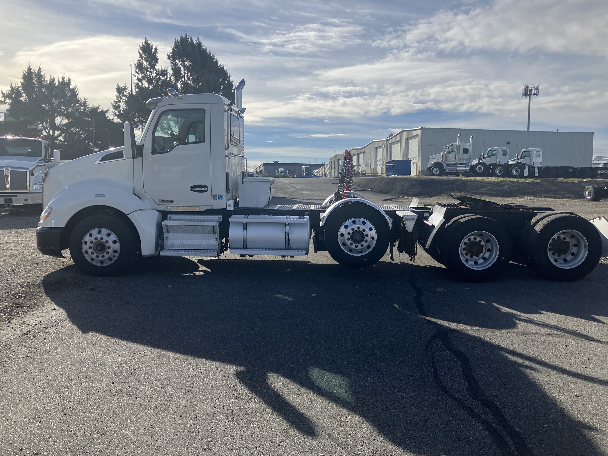 2017 Kenworth T680 - image 2 of 6