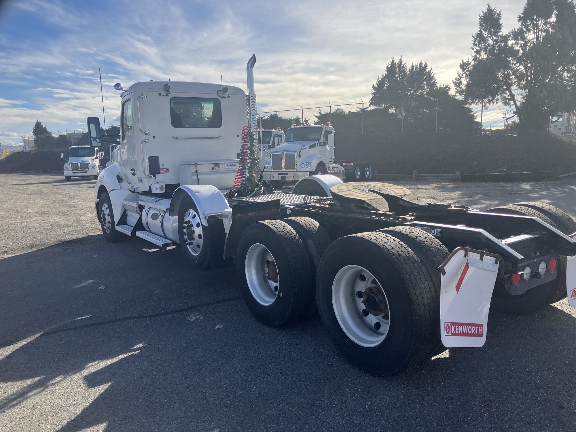 2017 Kenworth T680 - image 3 of 6