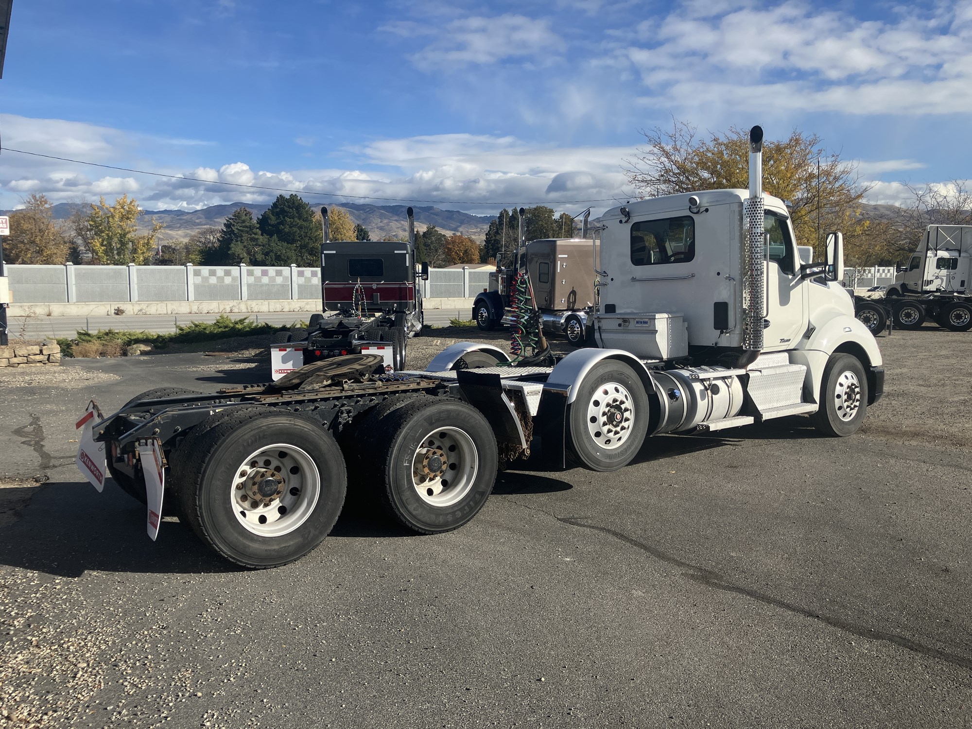 2017 Kenworth T680 - image 5 of 6