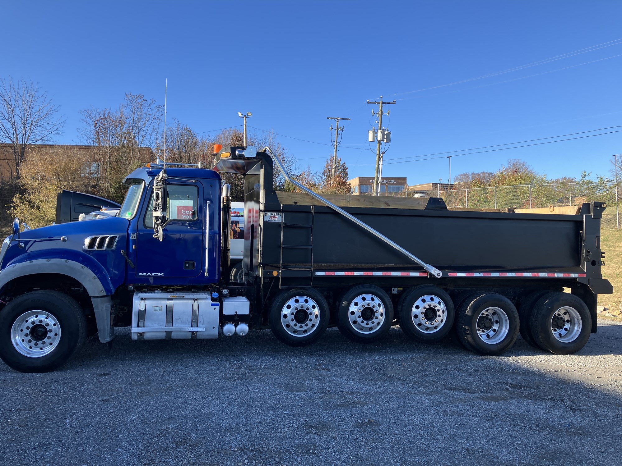 2018 Mack GU713 - image 1 of 6