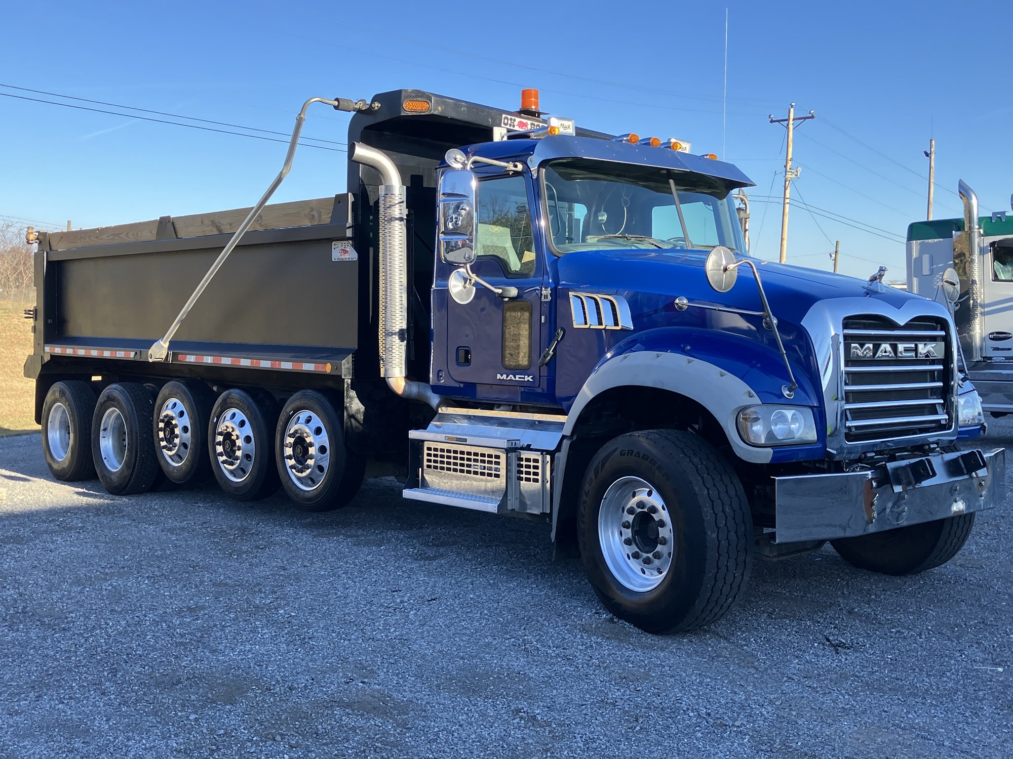2018 Mack GU713 - image 4 of 6