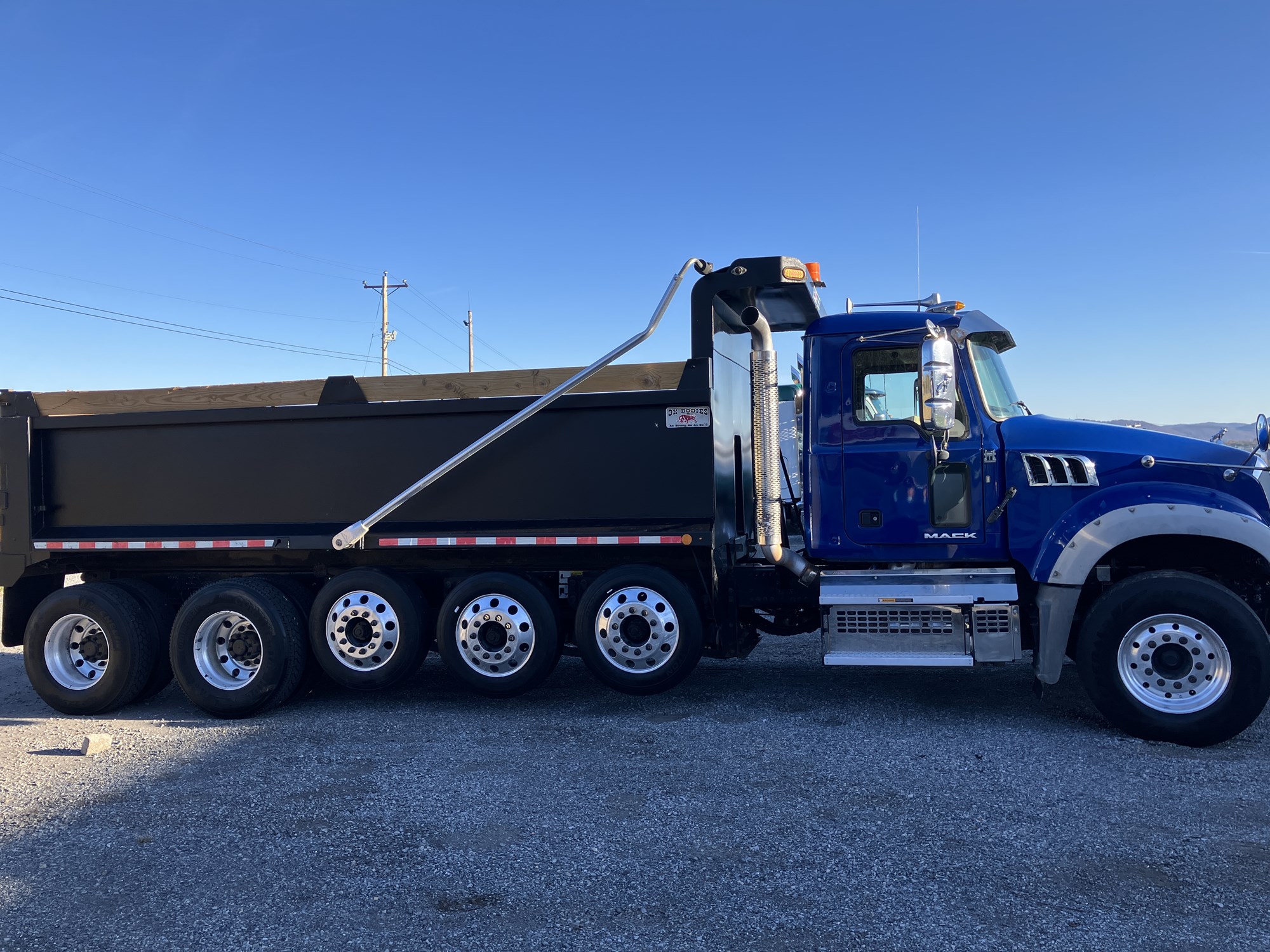 2018 Mack GU713 - image 5 of 6