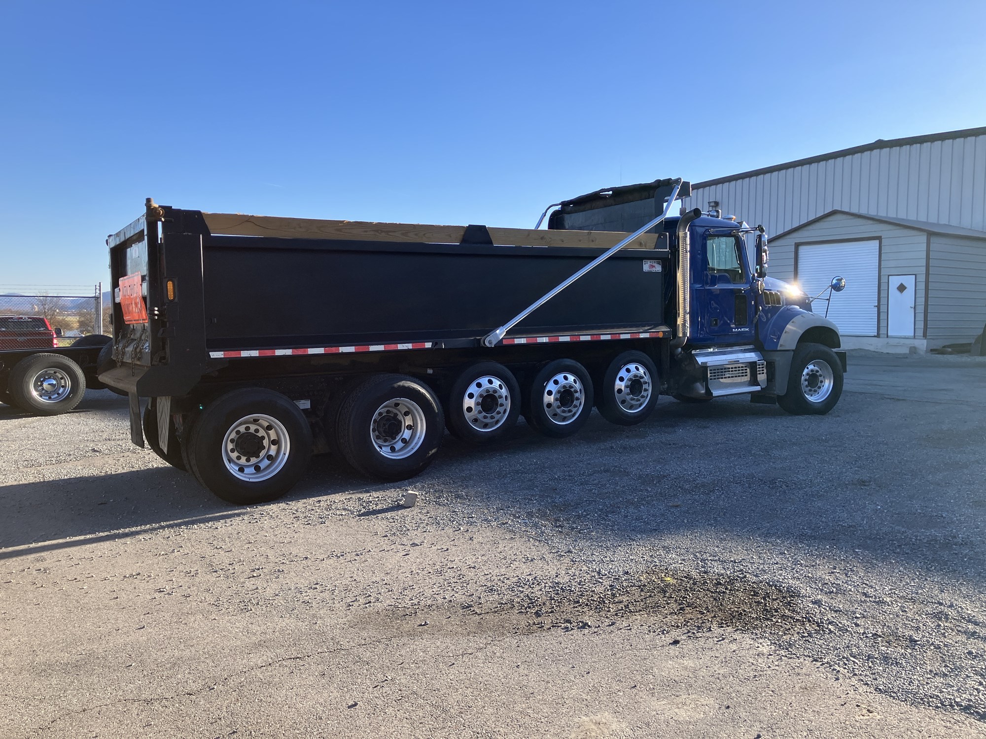 2018 Mack GU713 - image 6 of 6