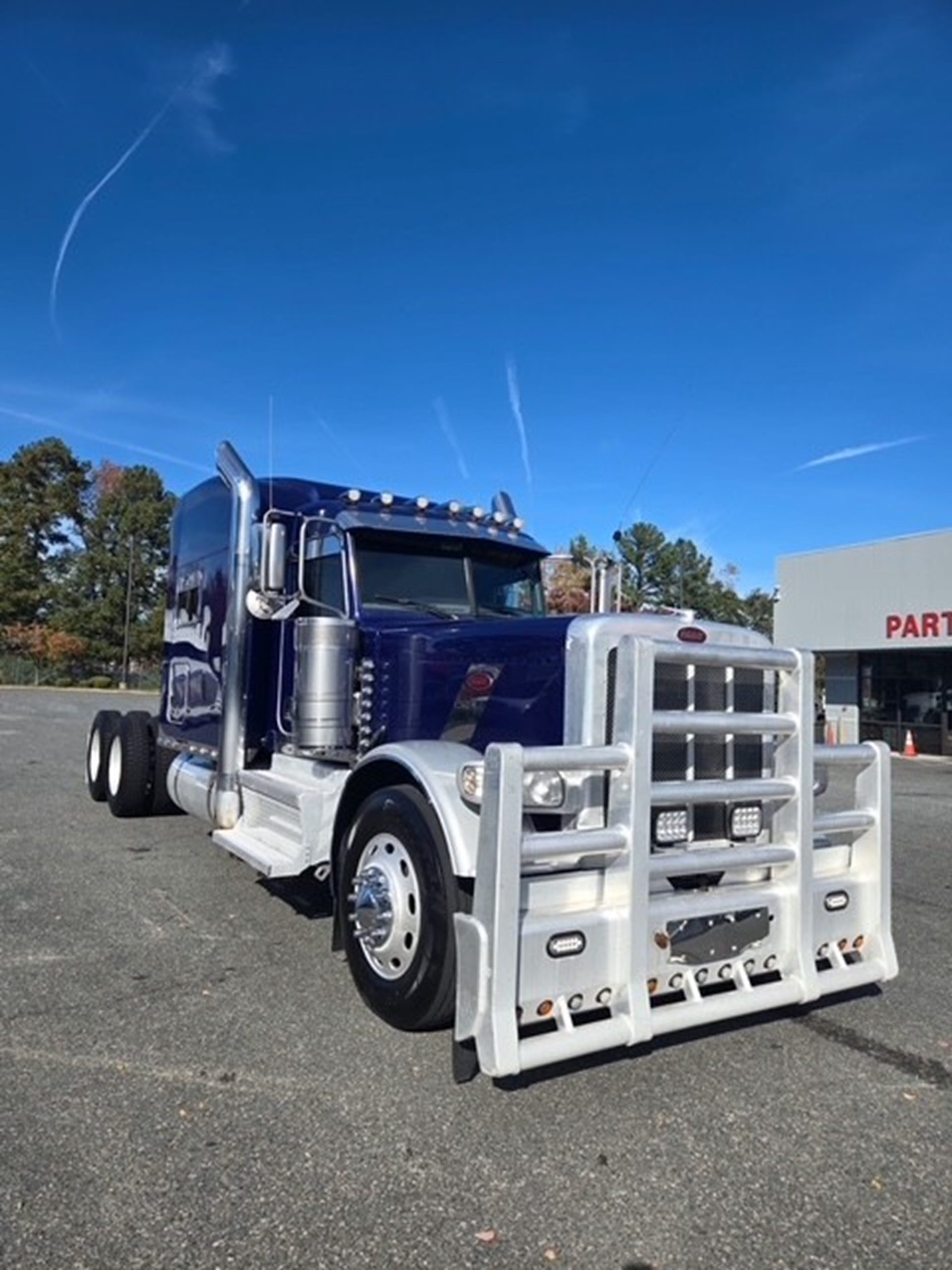 2019 Peterbilt 389 - image 2 of 6