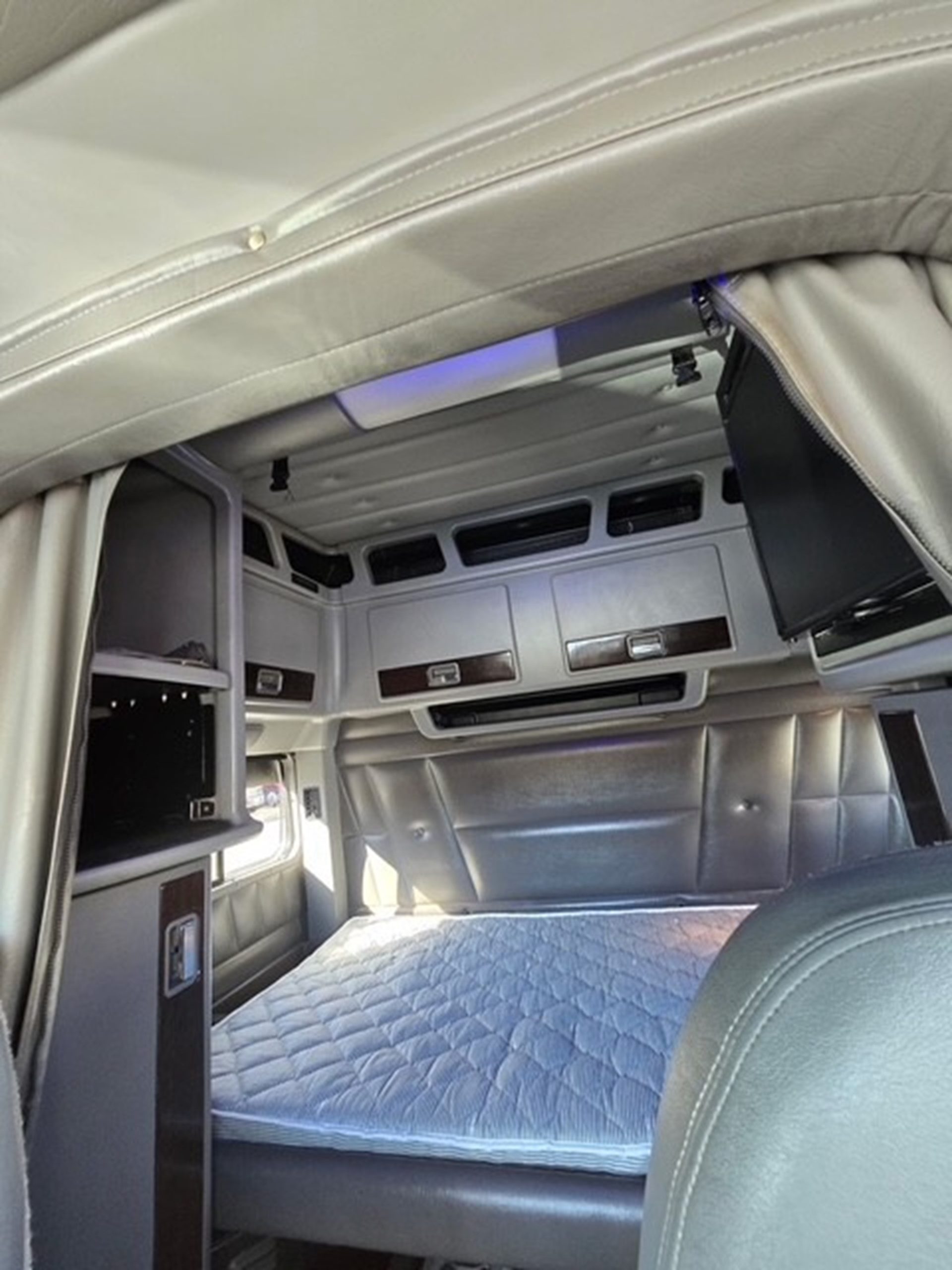 2019 Peterbilt 389 KD265590U-36 2019 Peterbilt 389 KD265590U-36