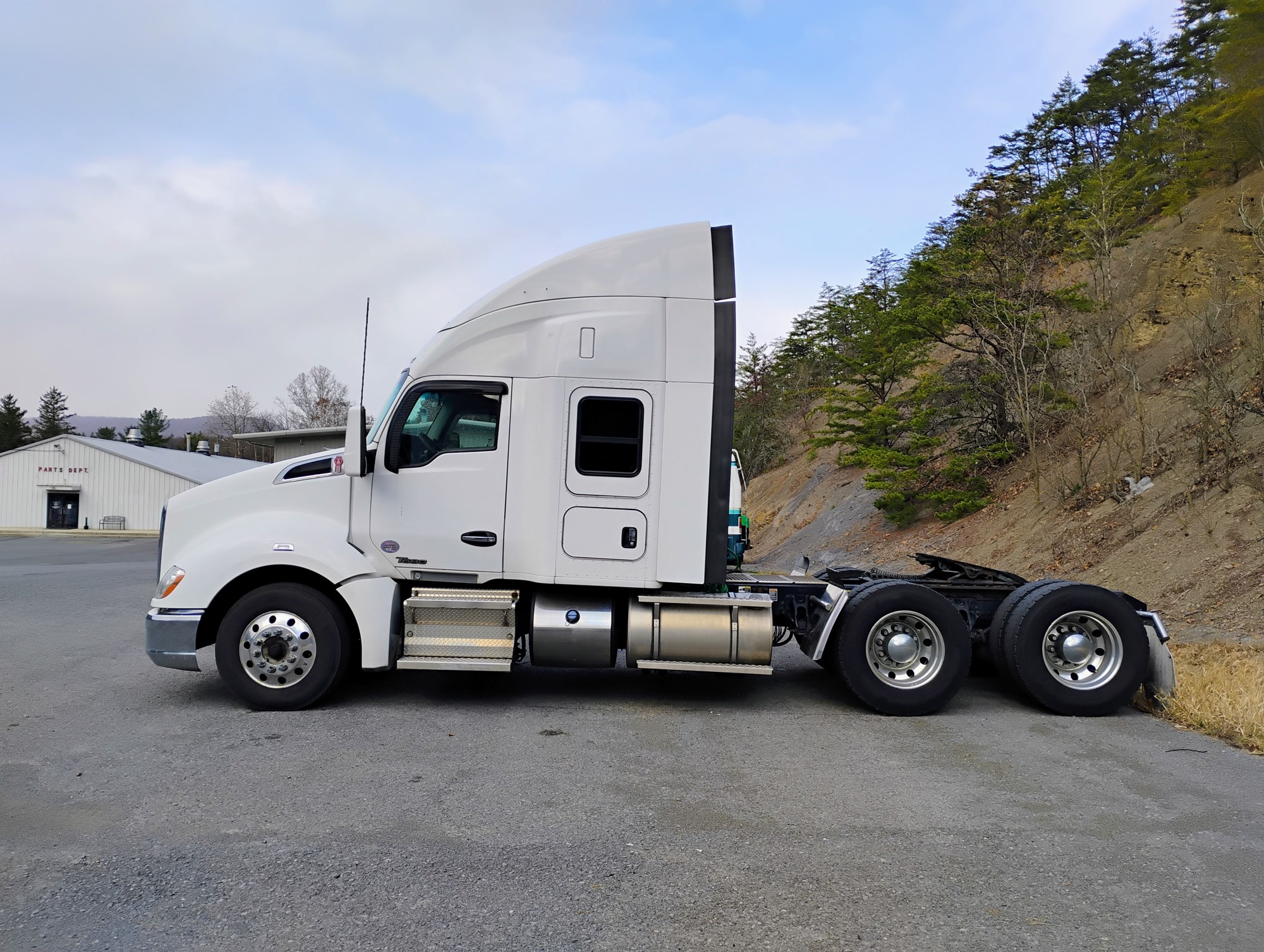 2019 Kenworth T680 - image 5 of 6