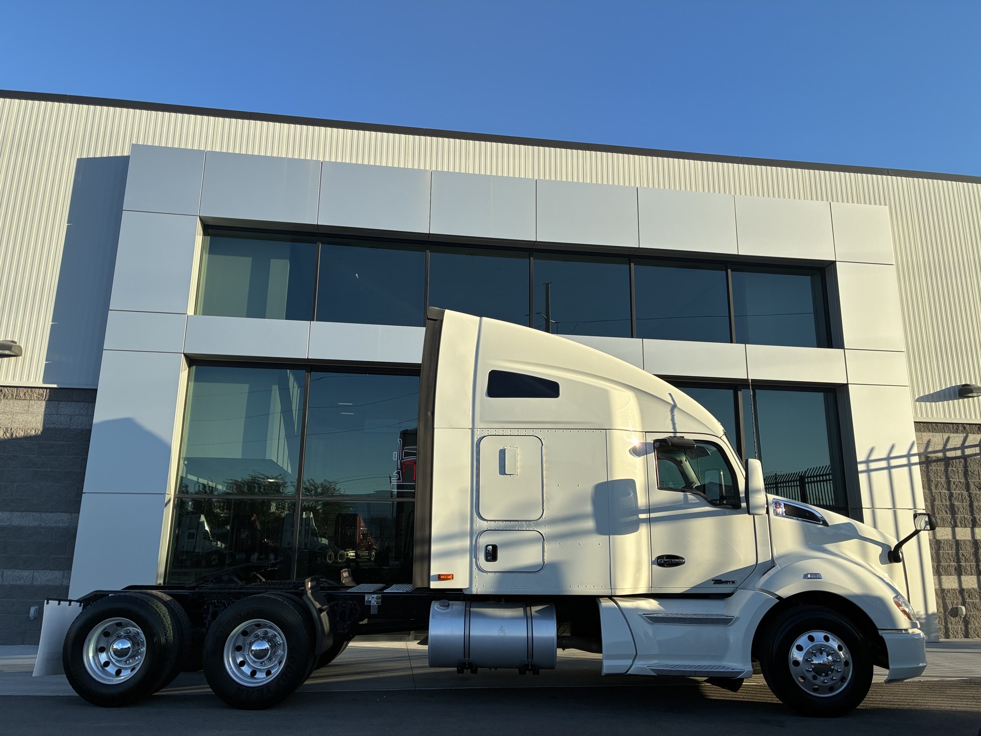 2020 Kenworth T680 - image 2 of 6