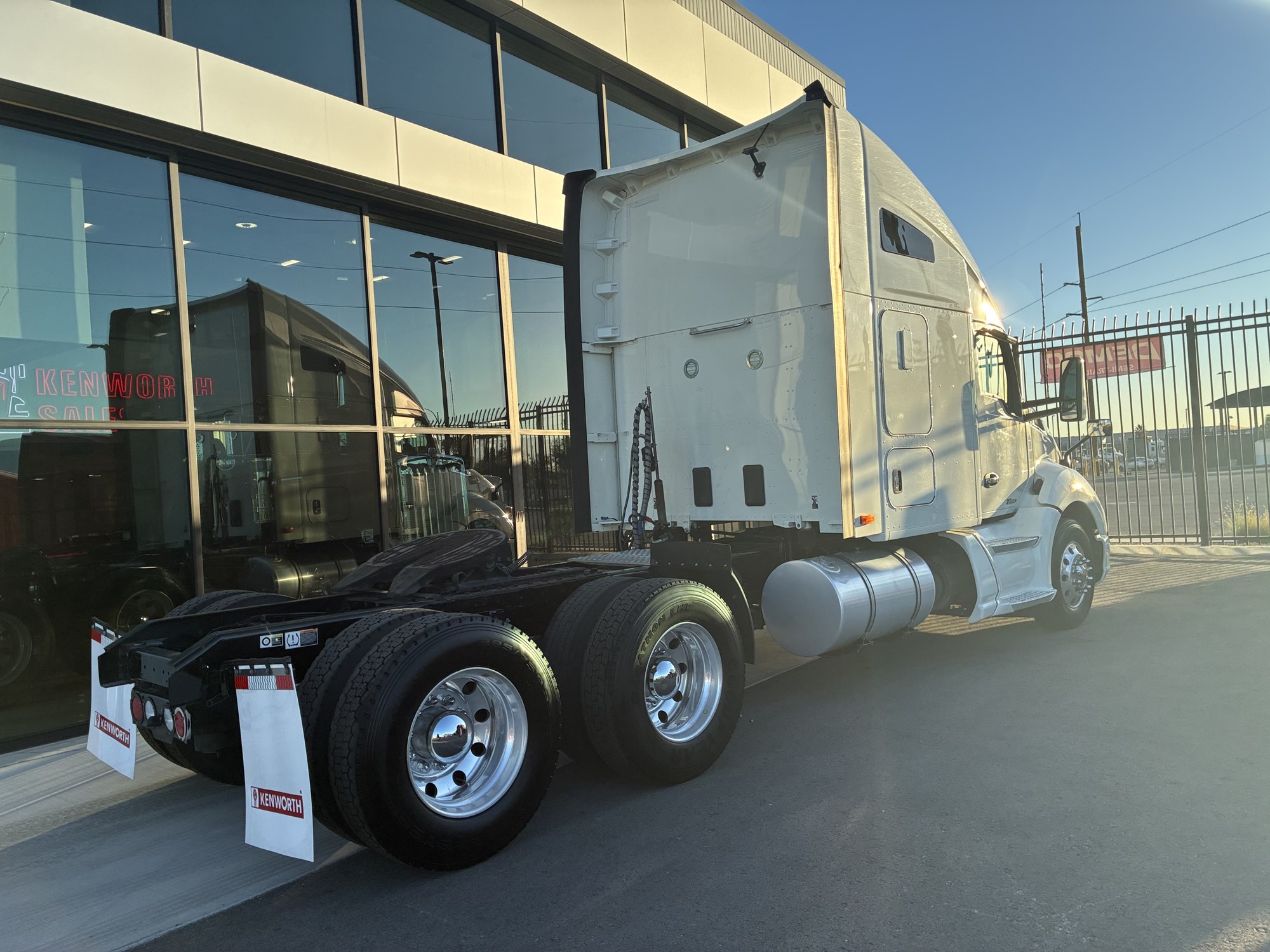 2020 Kenworth T680 - image 3 of 6