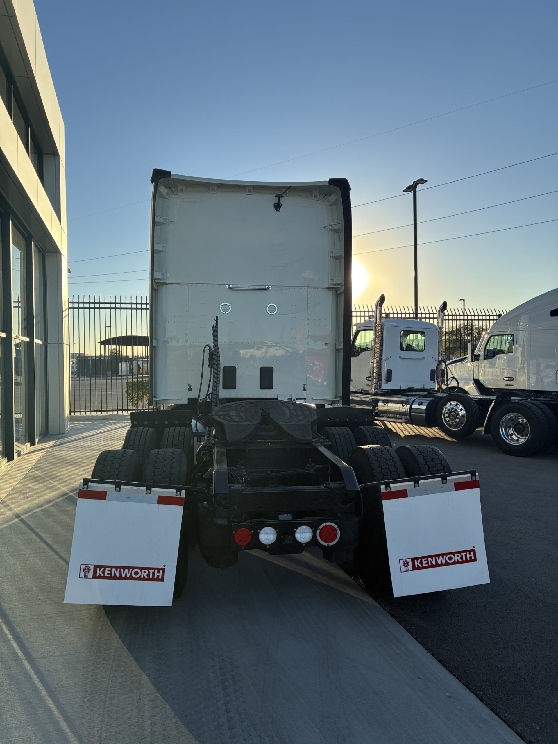 2020 Kenworth T680 - image 4 of 6