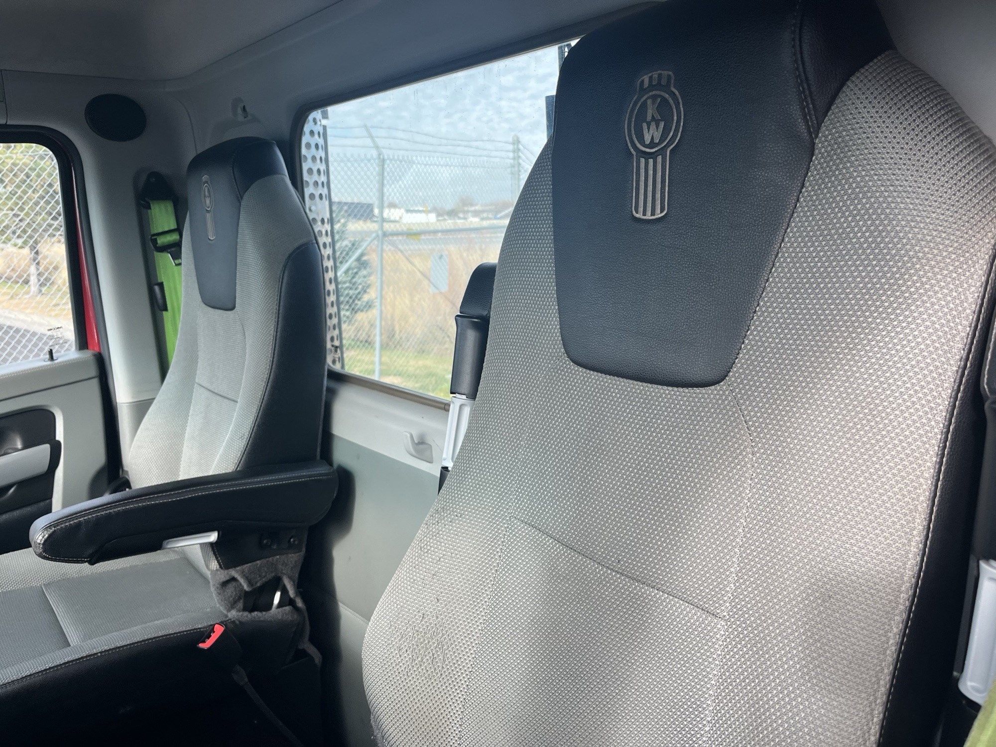 2020 Kenworth T680 - image 4 of 5