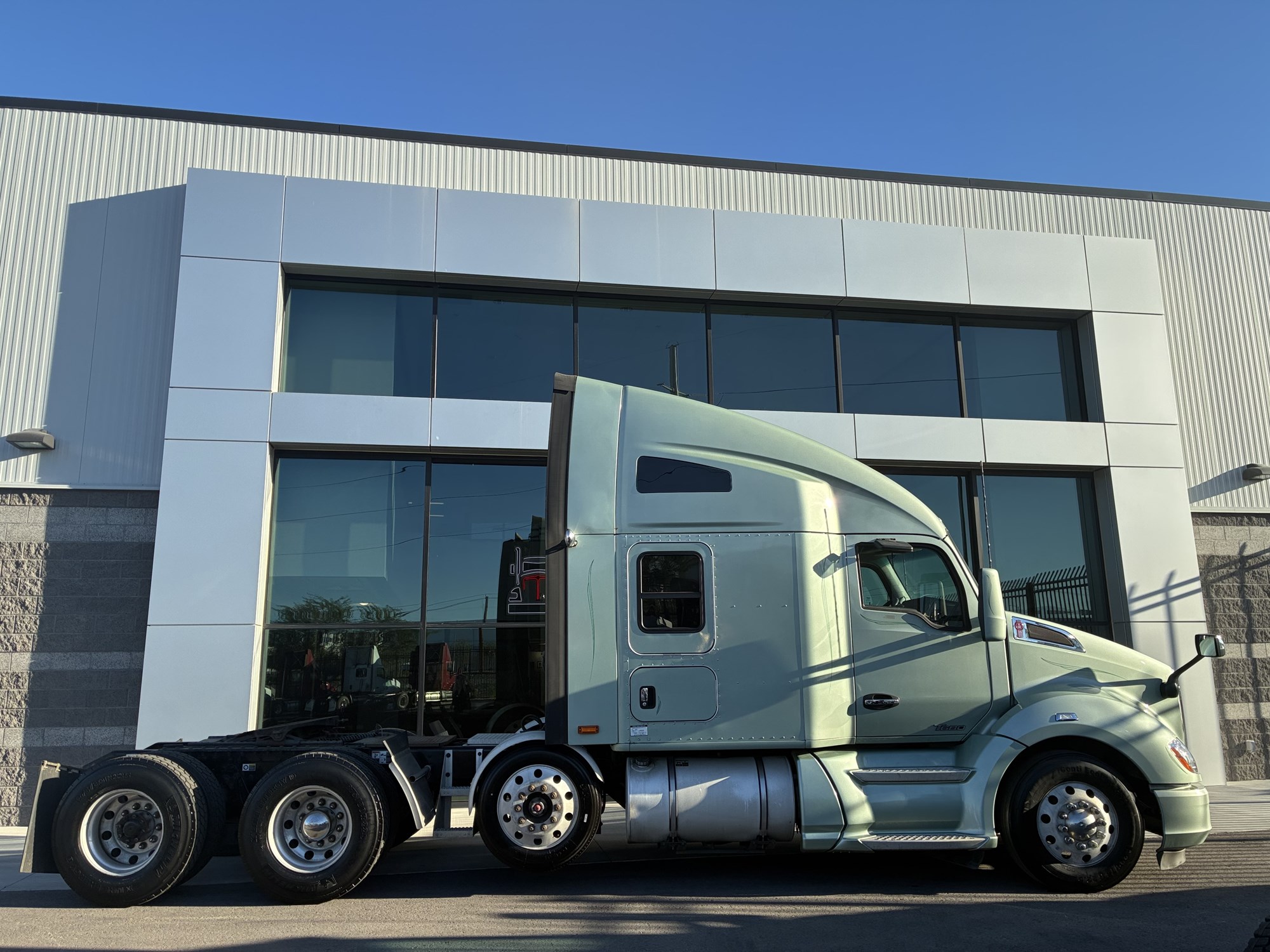 2020 Kenworth T680 - image 2 of 6