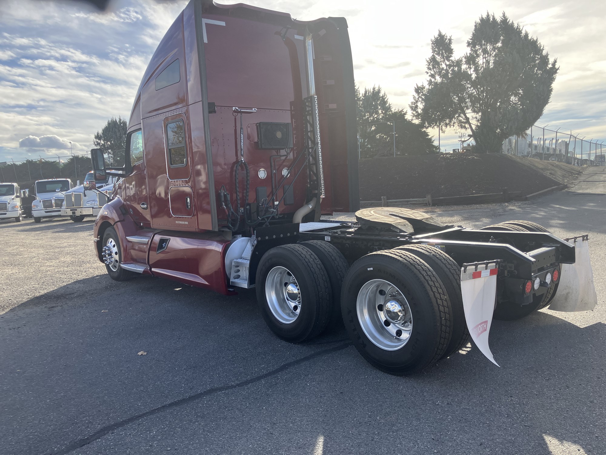 2021 Kenworth T680 - image 3 of 6