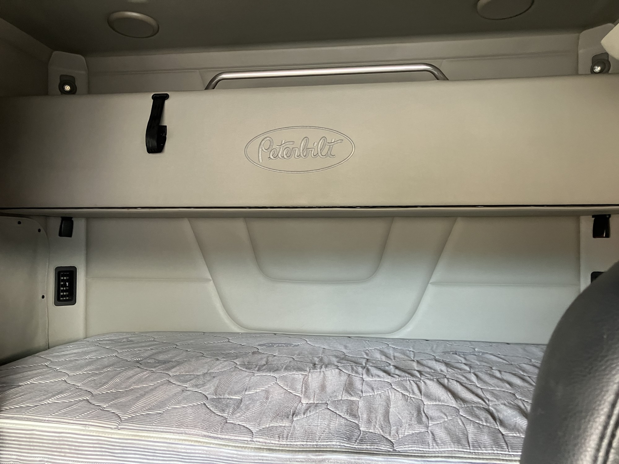 2022 Peterbilt 579 ND802288U-18 2022 Peterbilt 579 ND802288U-18