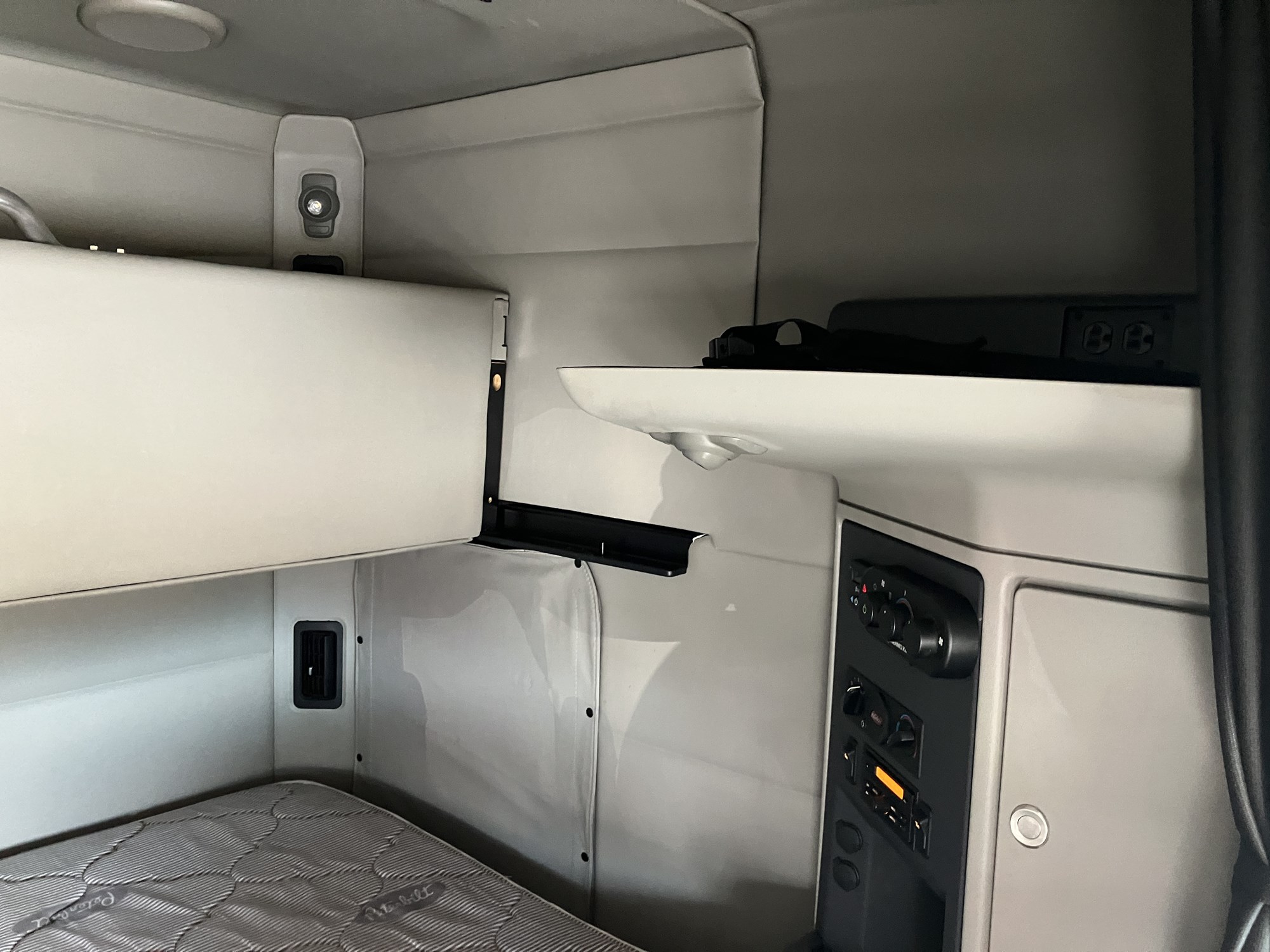 2022 Peterbilt 579 ND802288U-19 2022 Peterbilt 579 ND802288U-19