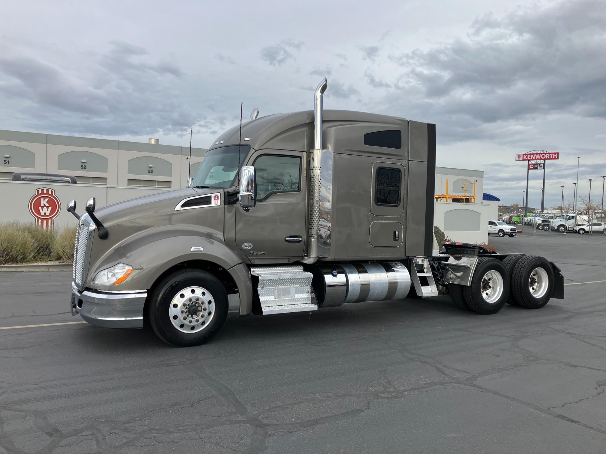 2022 Kenworth T680 - image 1 of 6