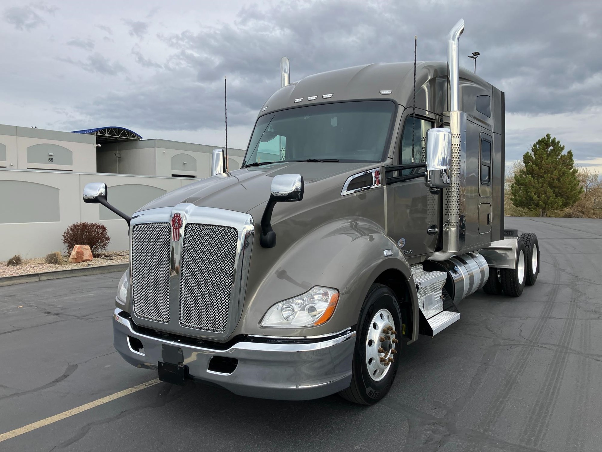 2022 Kenworth T680 - image 2 of 6