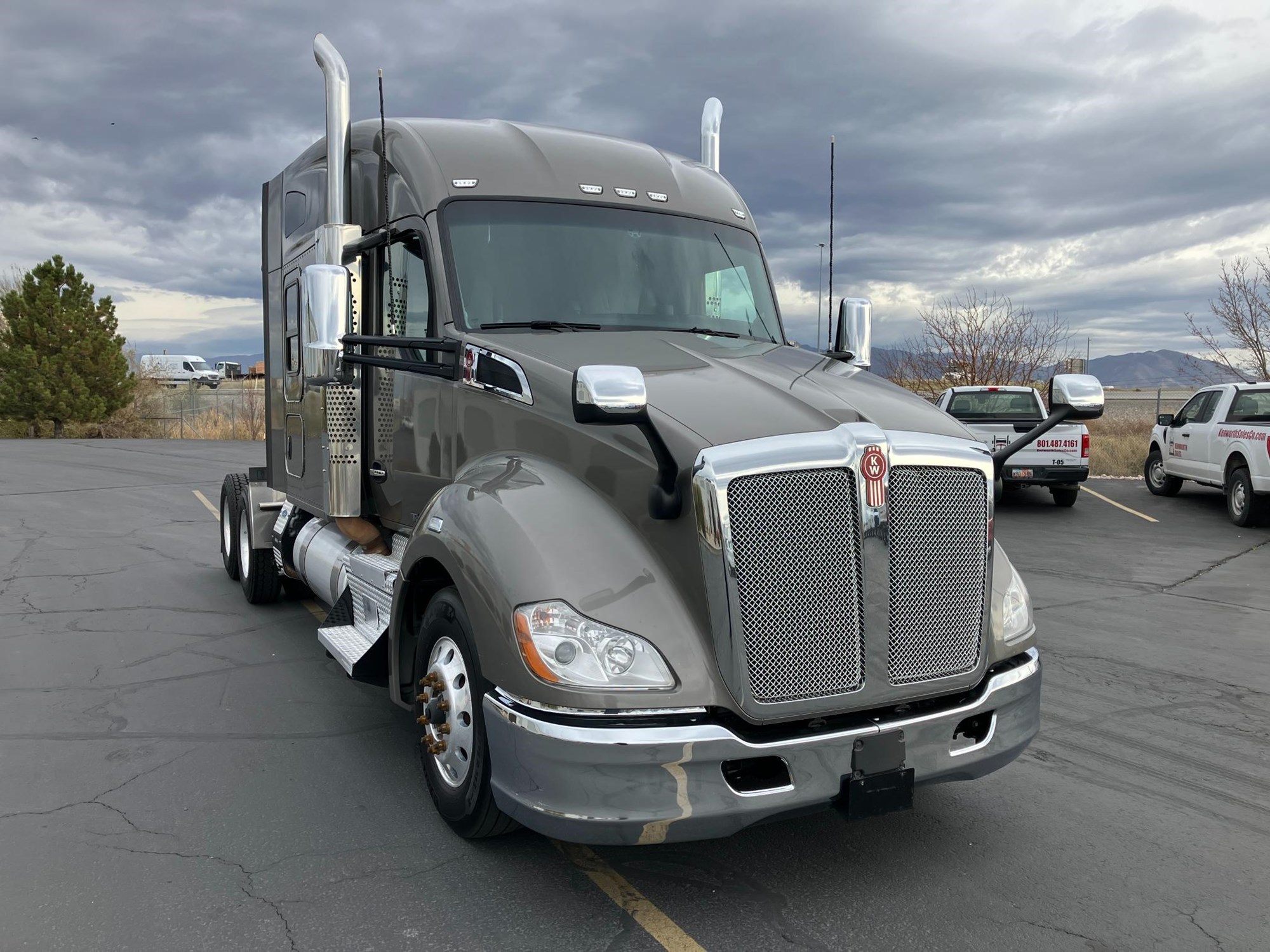 2022 Kenworth T680 - image 3 of 6