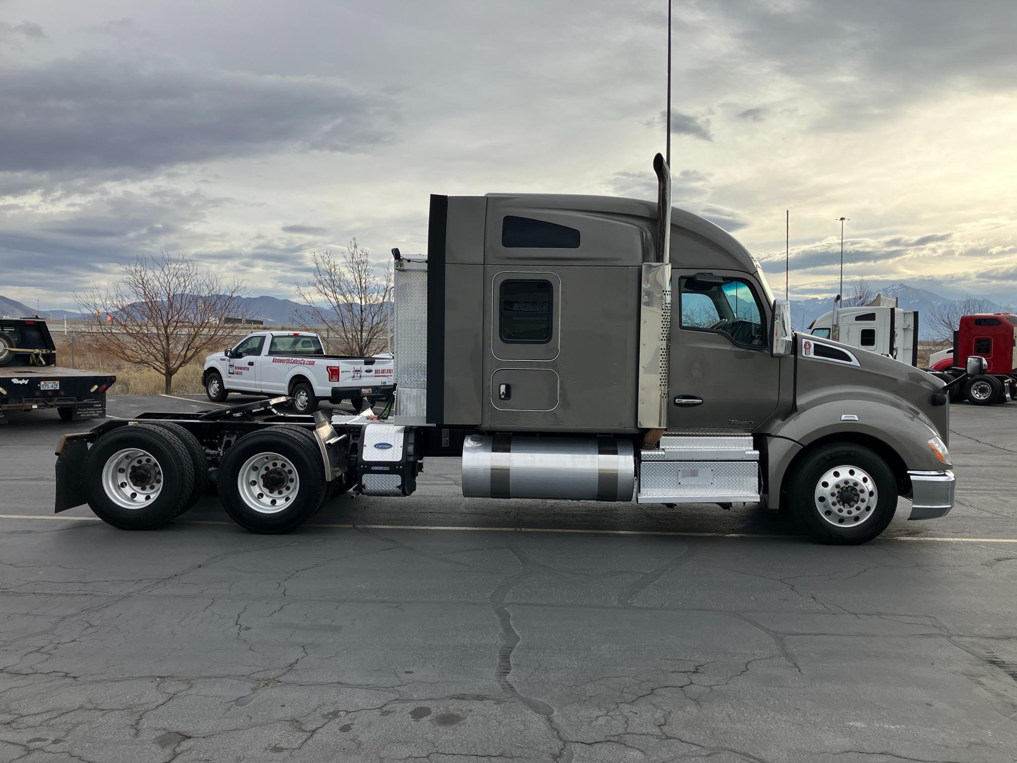 2022 Kenworth T680 - image 4 of 6
