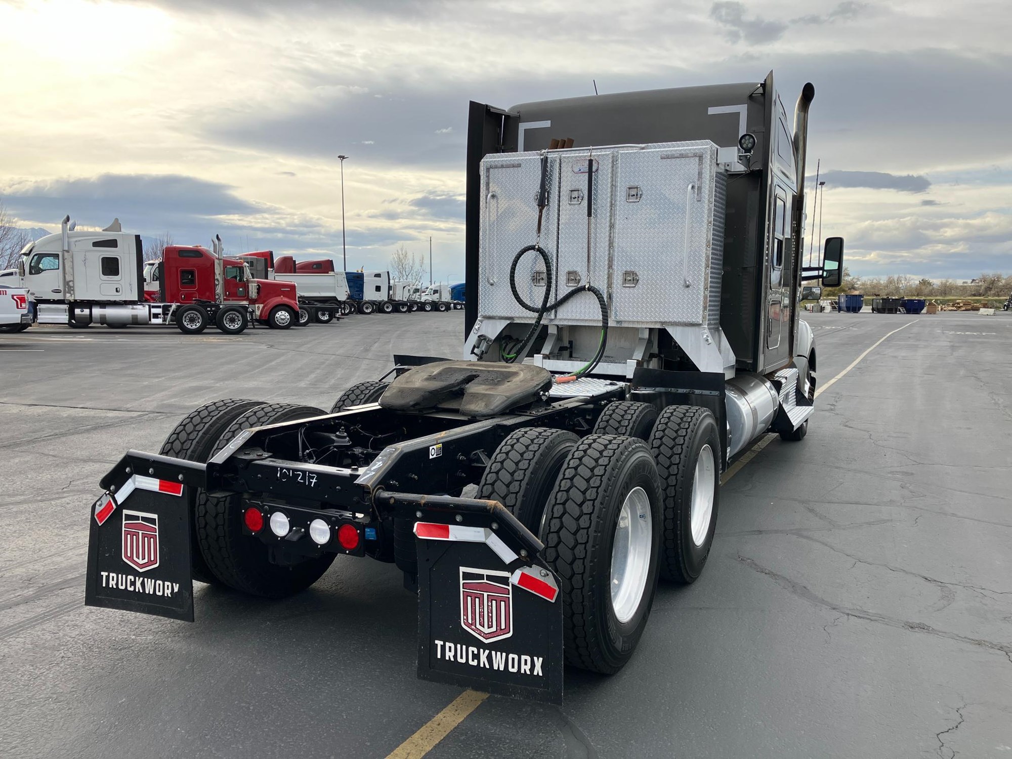 2022 Kenworth T680 - image 5 of 6