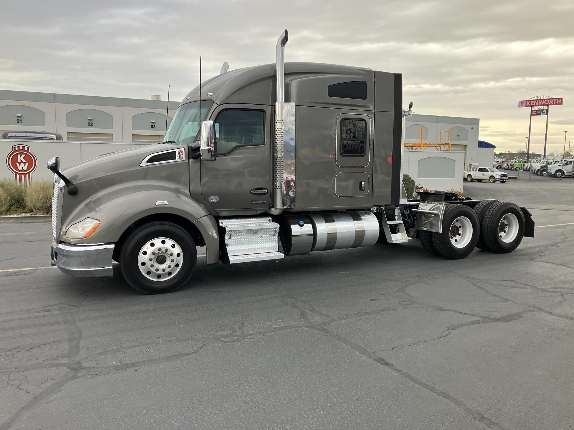 2022 Kenworth T680 2022 Kenworth T680 - image 1 of 6
