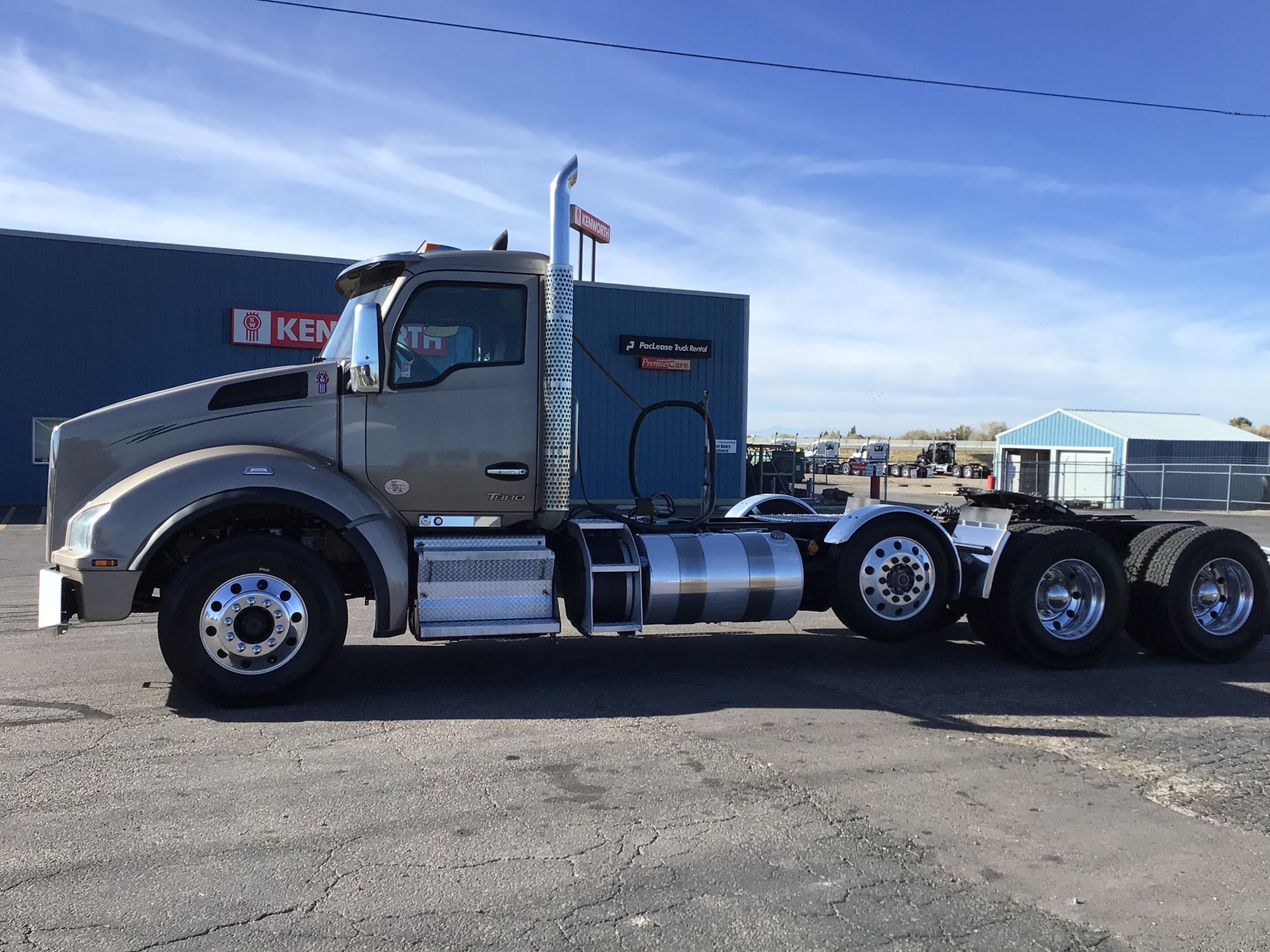 2022 Kenworth T880 - image 2 of 6