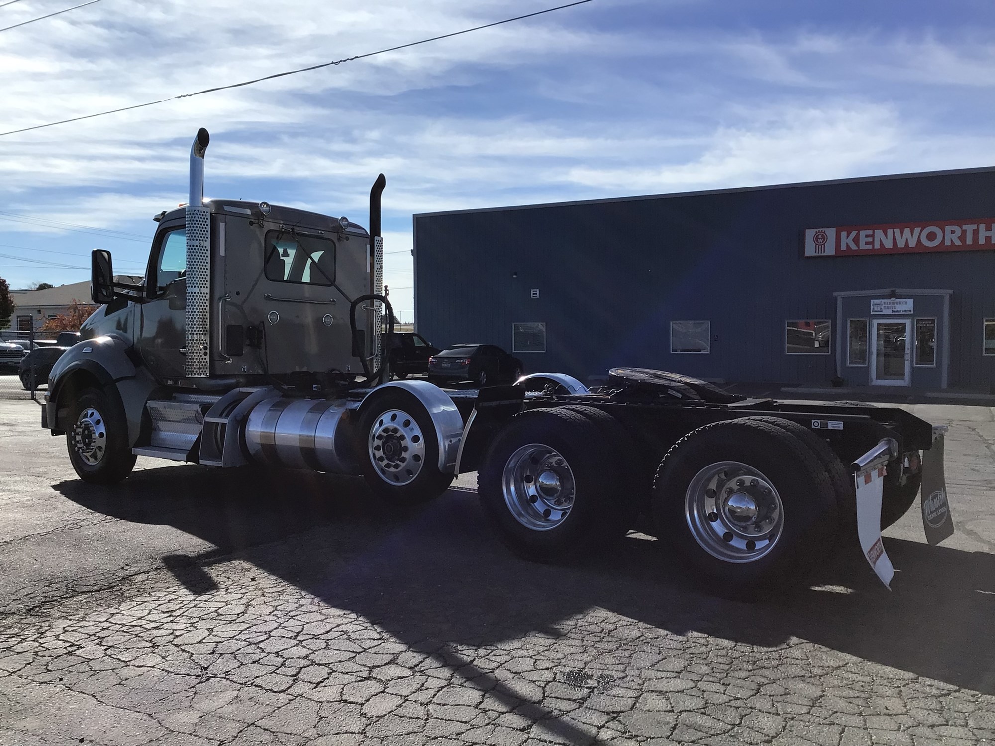 2022 Kenworth T880 - image 3 of 6