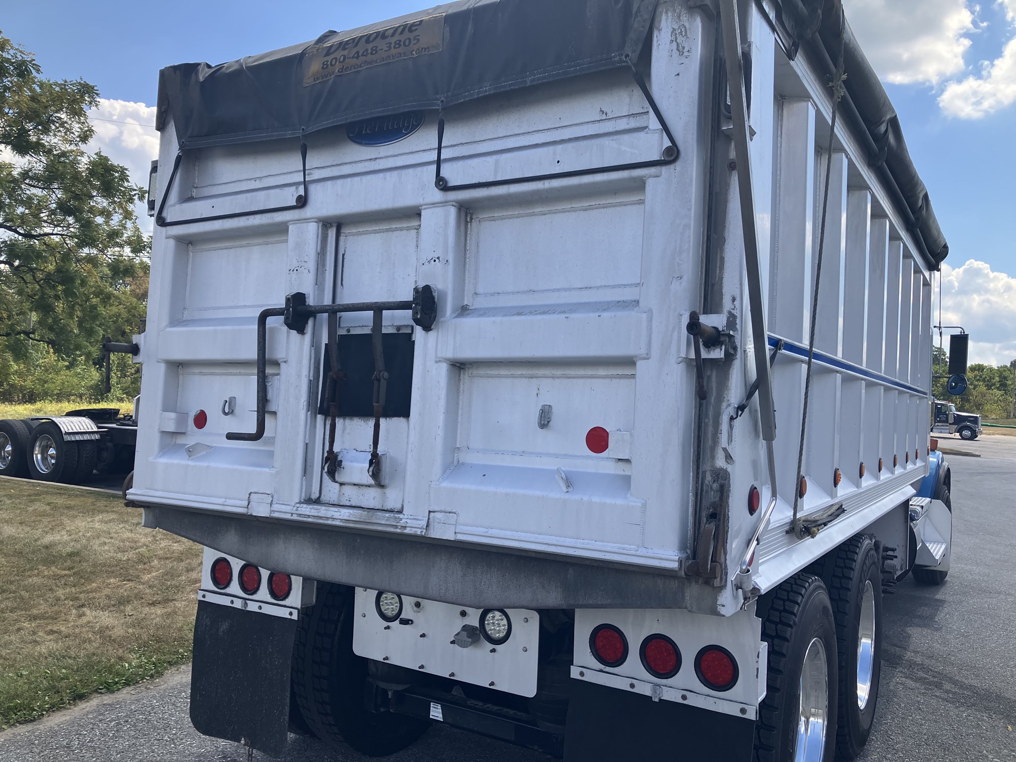 2023 Kenworth T800 - image 4 of 6