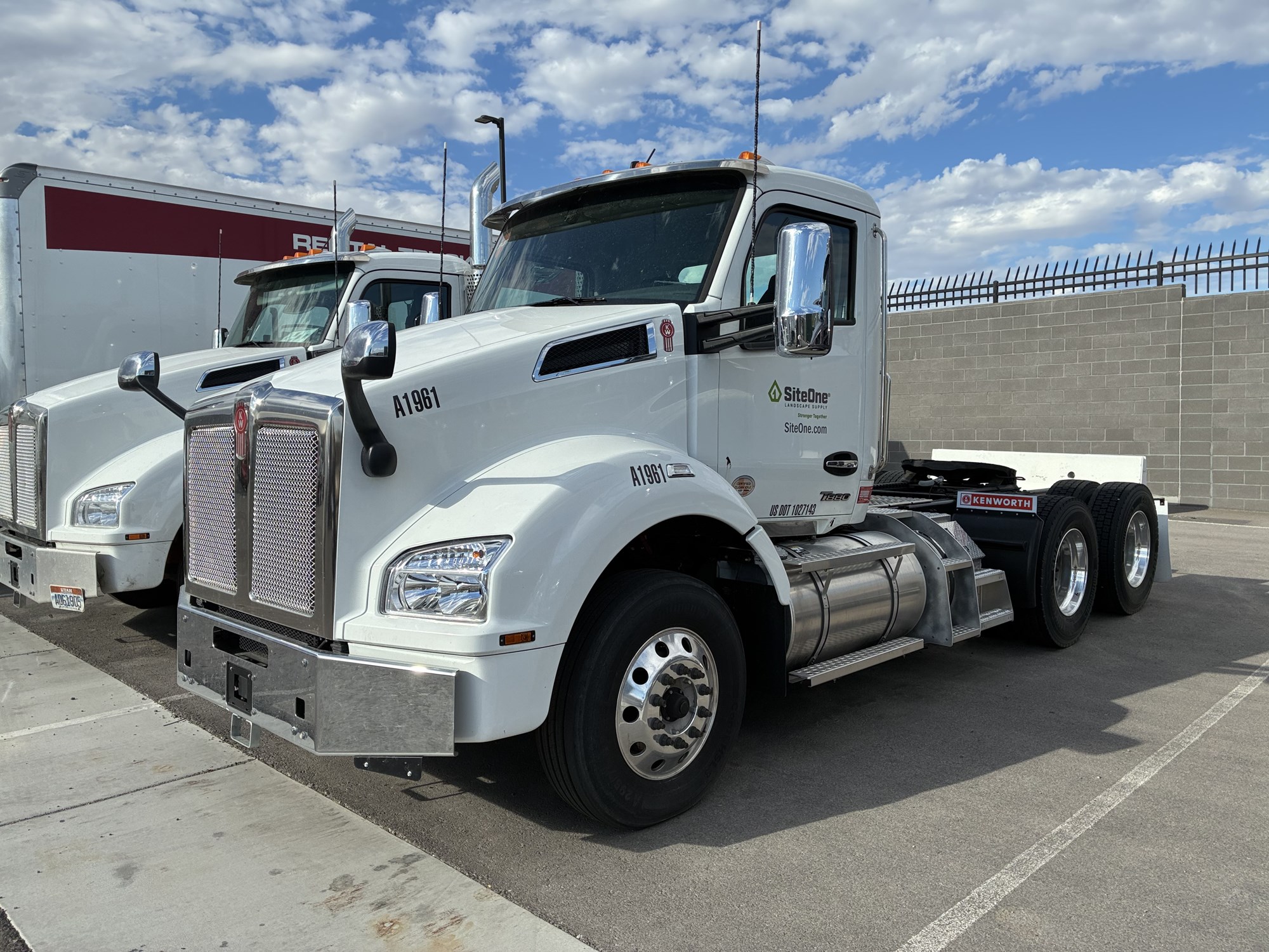 2024 Kenworth T880 - image 1 of 6