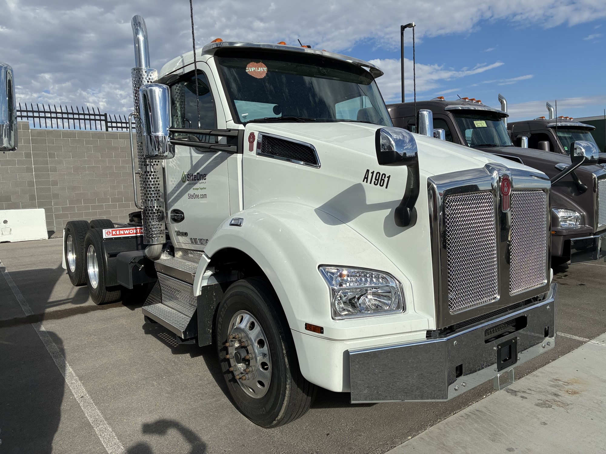 2024 Kenworth T880 - image 2 of 6