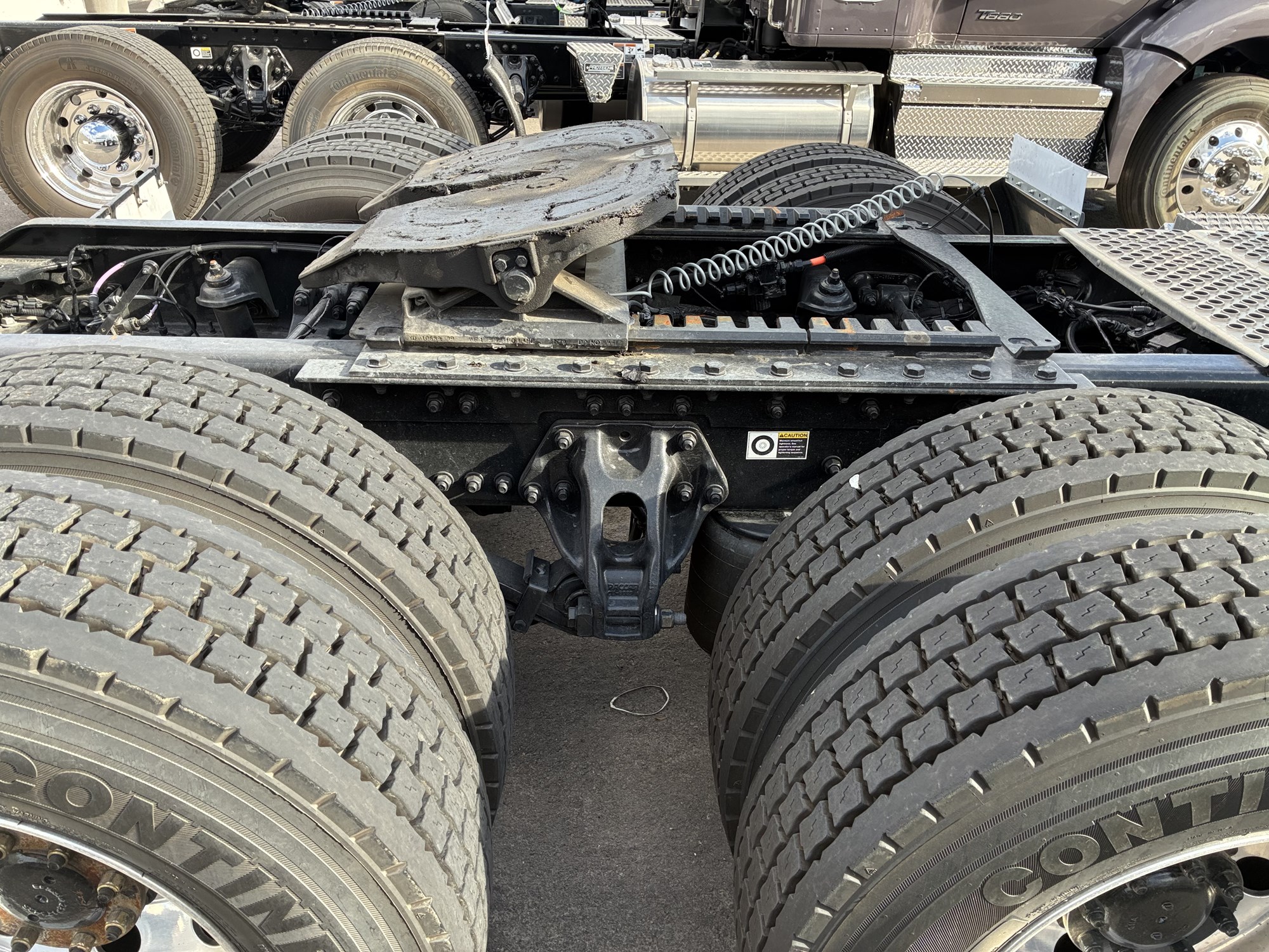 2024 Kenworth T880 - image 3 of 6